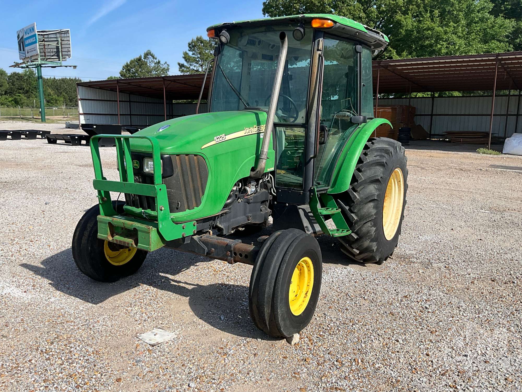 Photo of a  John Deere 5225