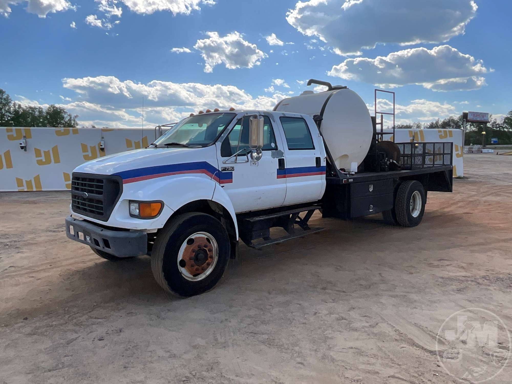 Photo of a 2003 Ford F-750XL SD