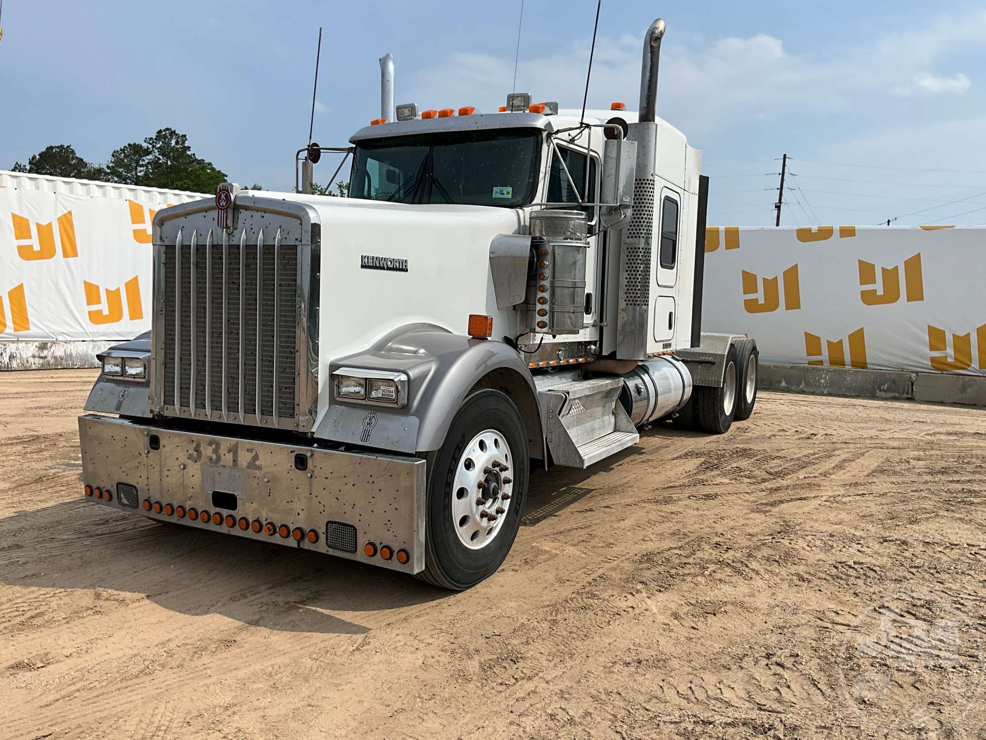 Photo of a 2014 Kenworth W900