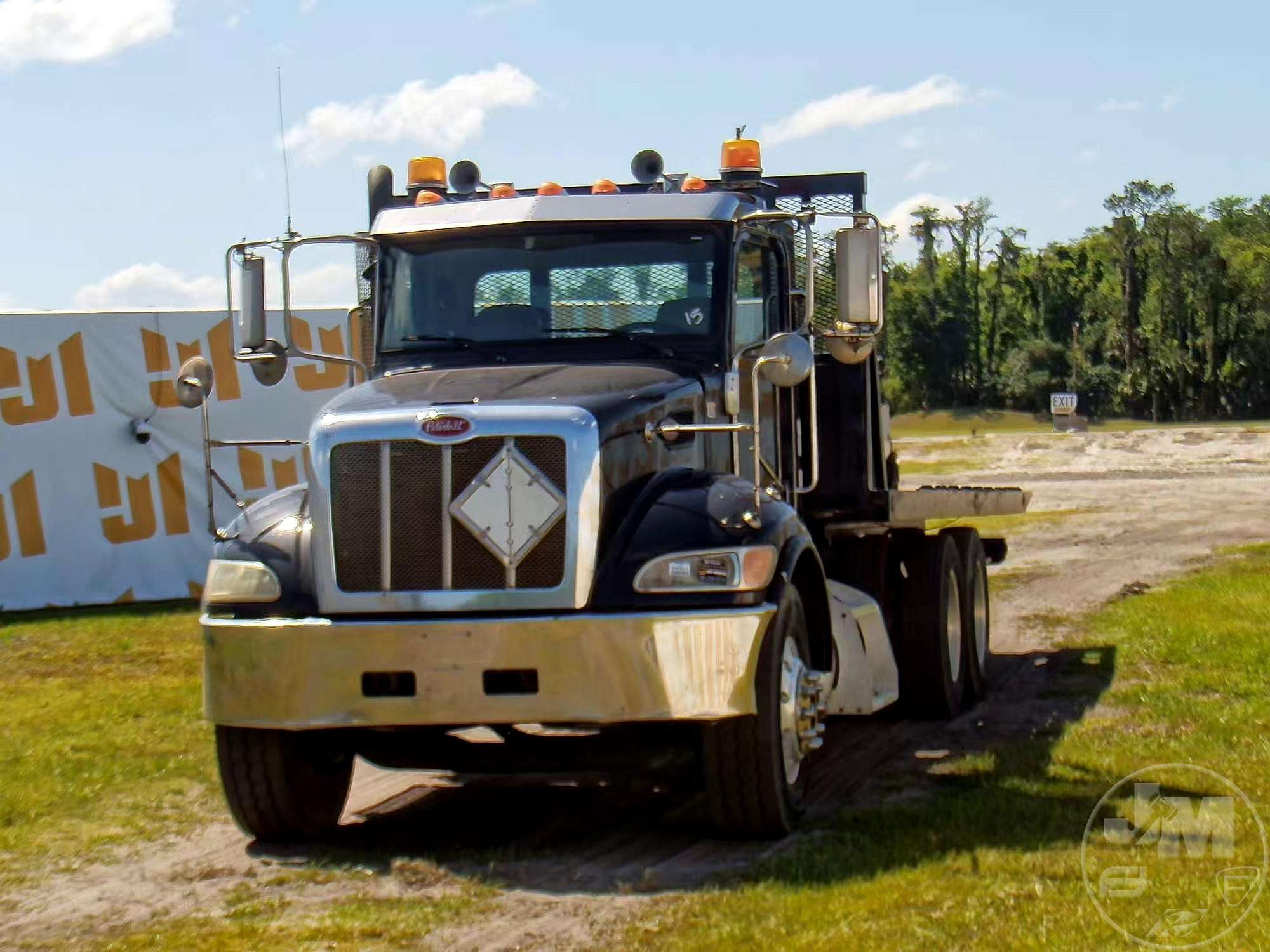 Photo of a 2015 Peterbilt 348