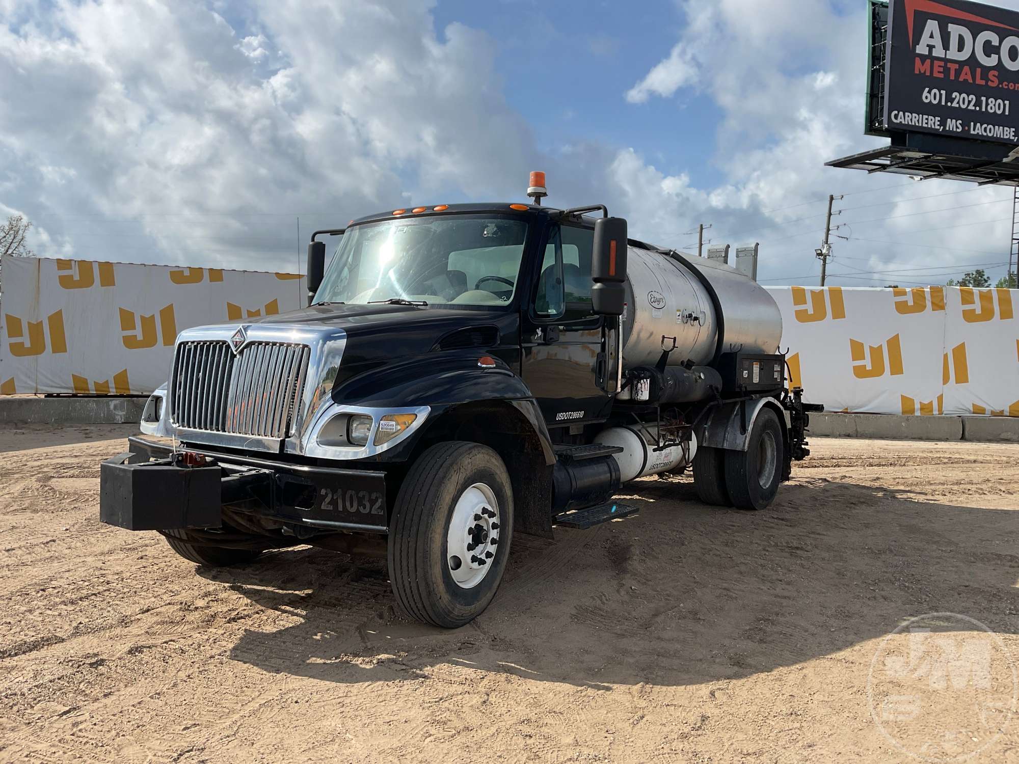 Photo of a 2003 International 7300