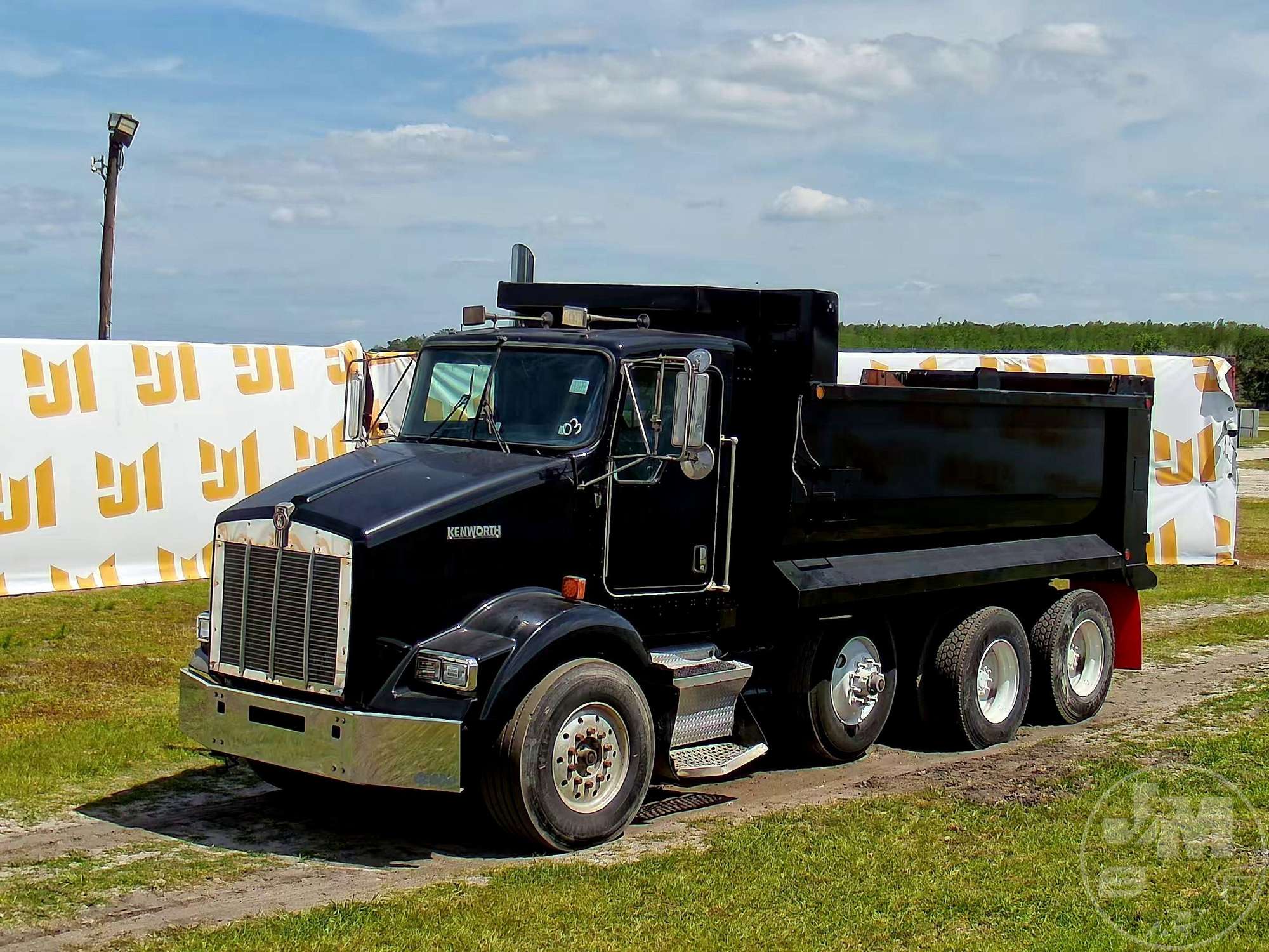 Photo of a 2003 Kenworth T800