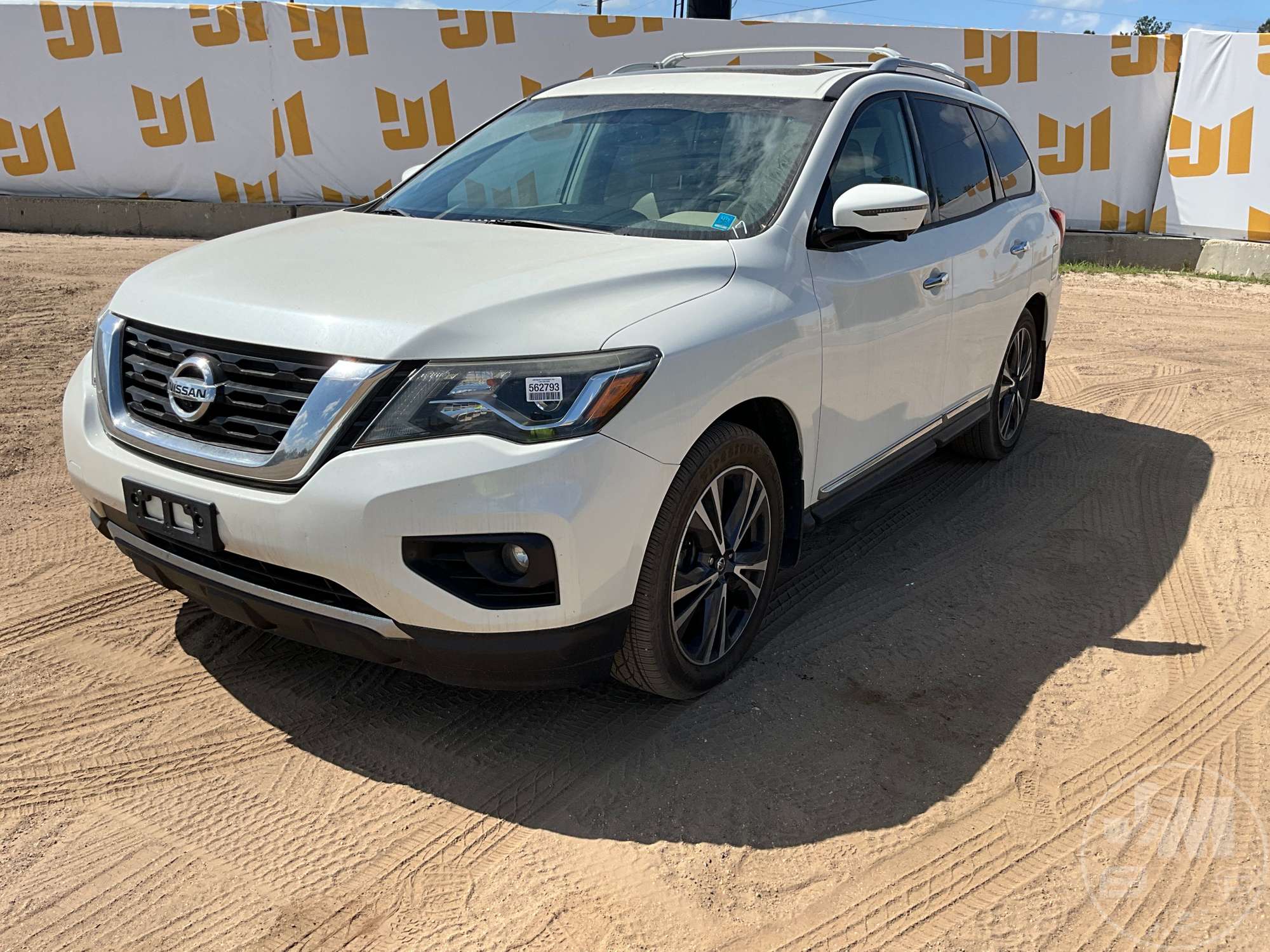 Photo of a 2017 Nissan PATHFINDER PLATIUM