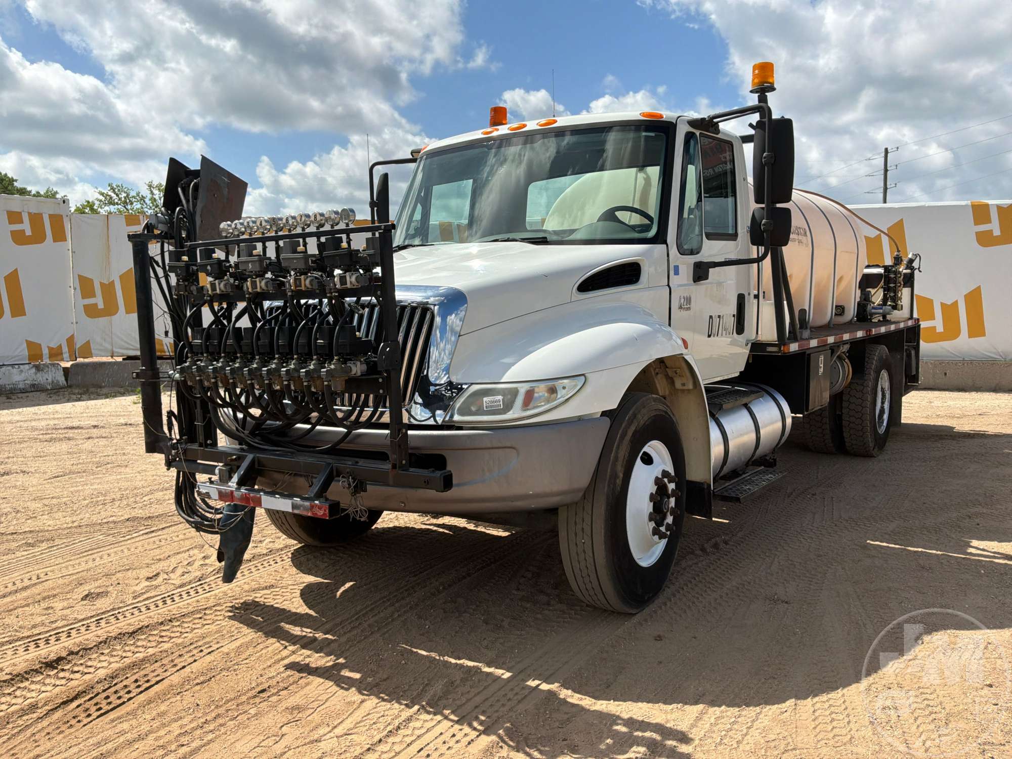 Photo of a 2007 International 4200