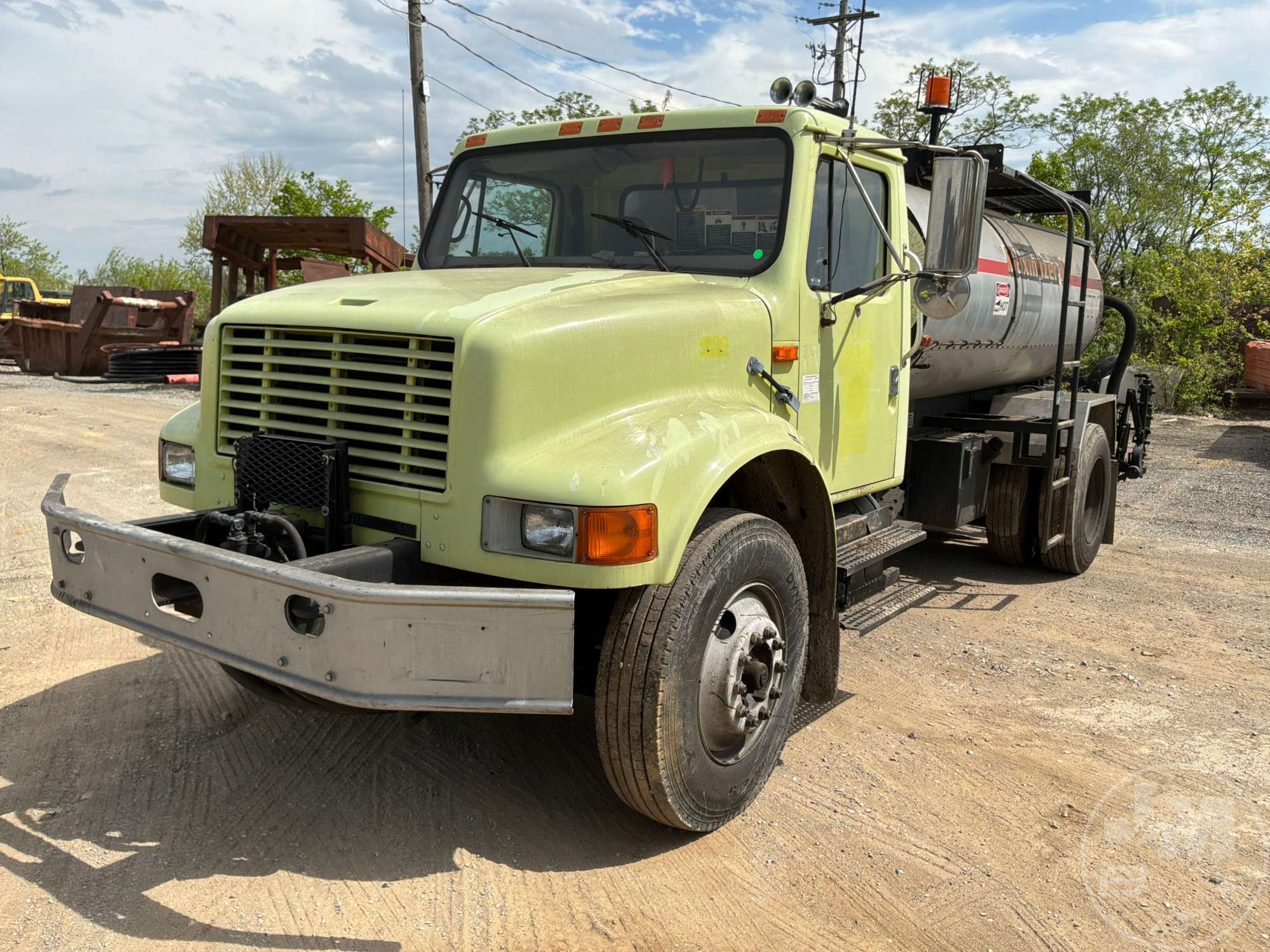Photo of a 2000 International 4900