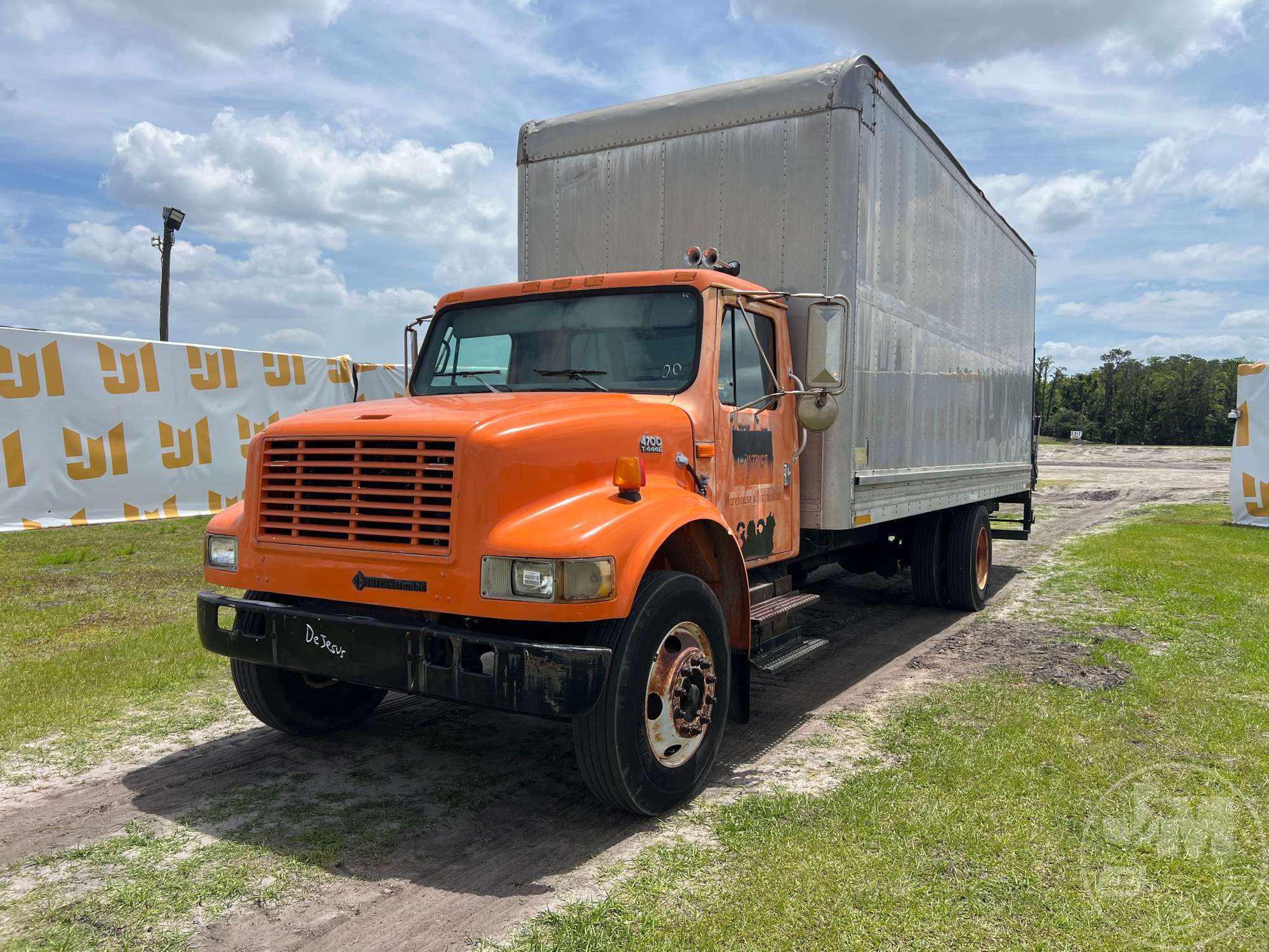 Photo of a 2000 International 4700