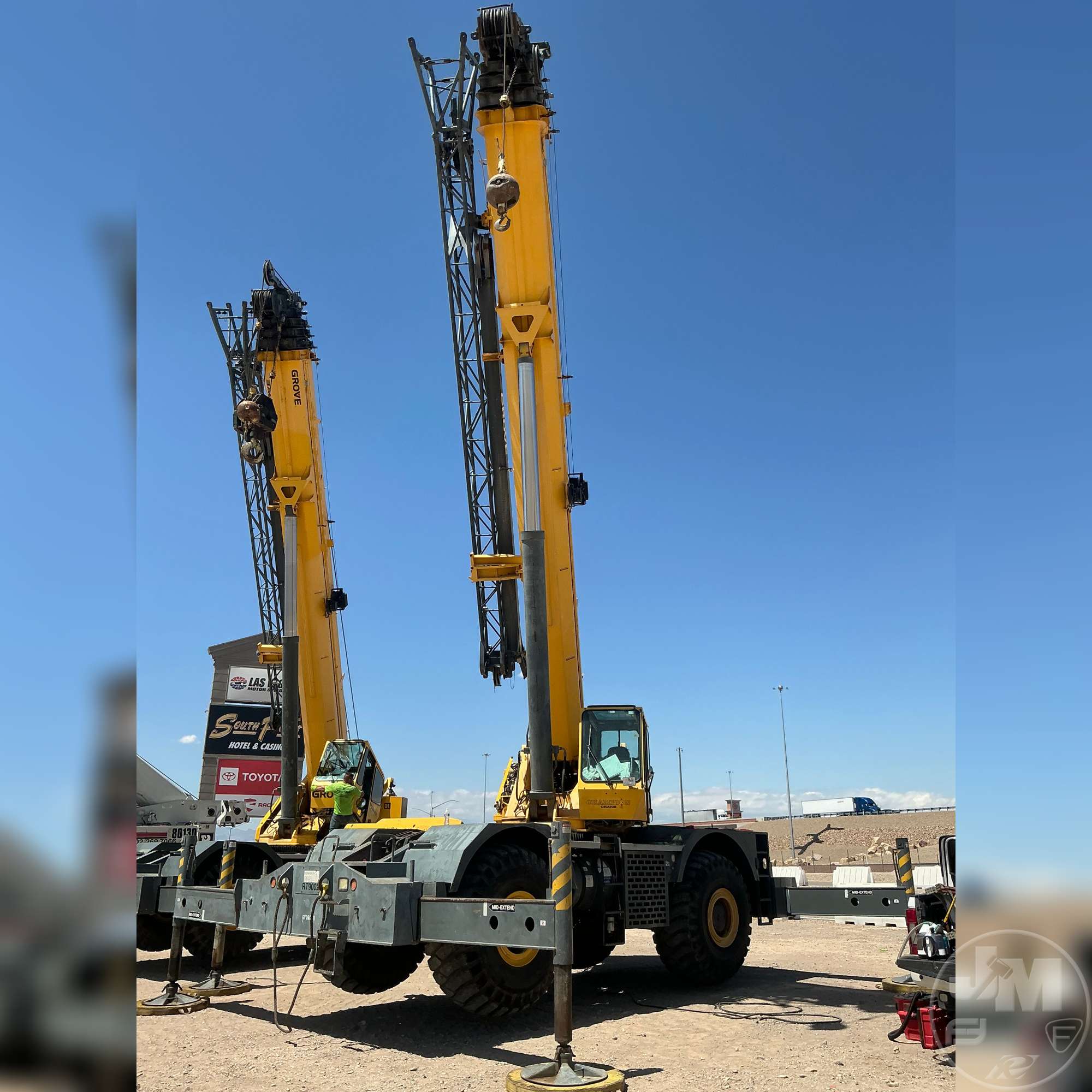 Photo of a 2008 Grove RT890E