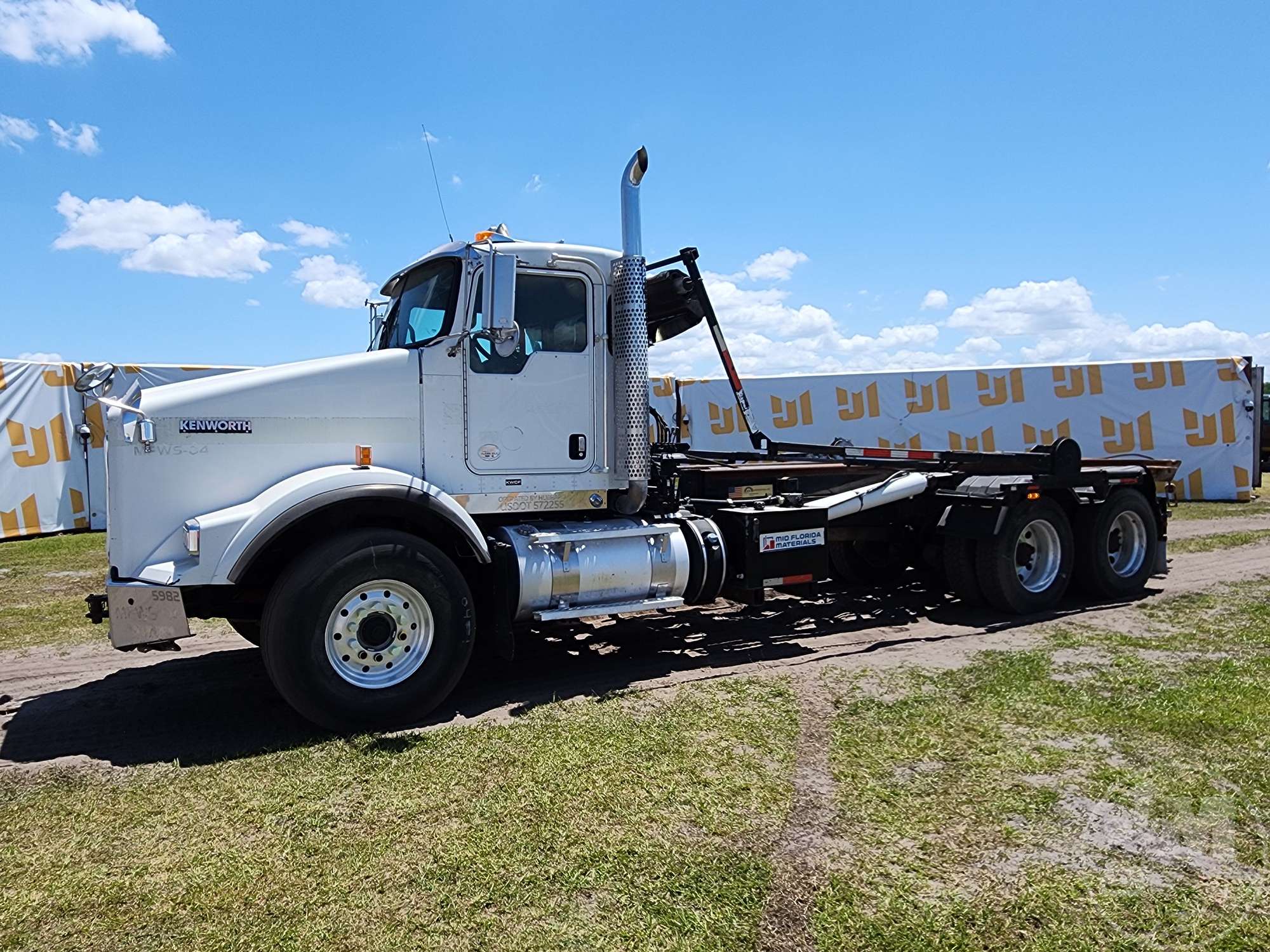 Photo of a 2017 Kenworth T800