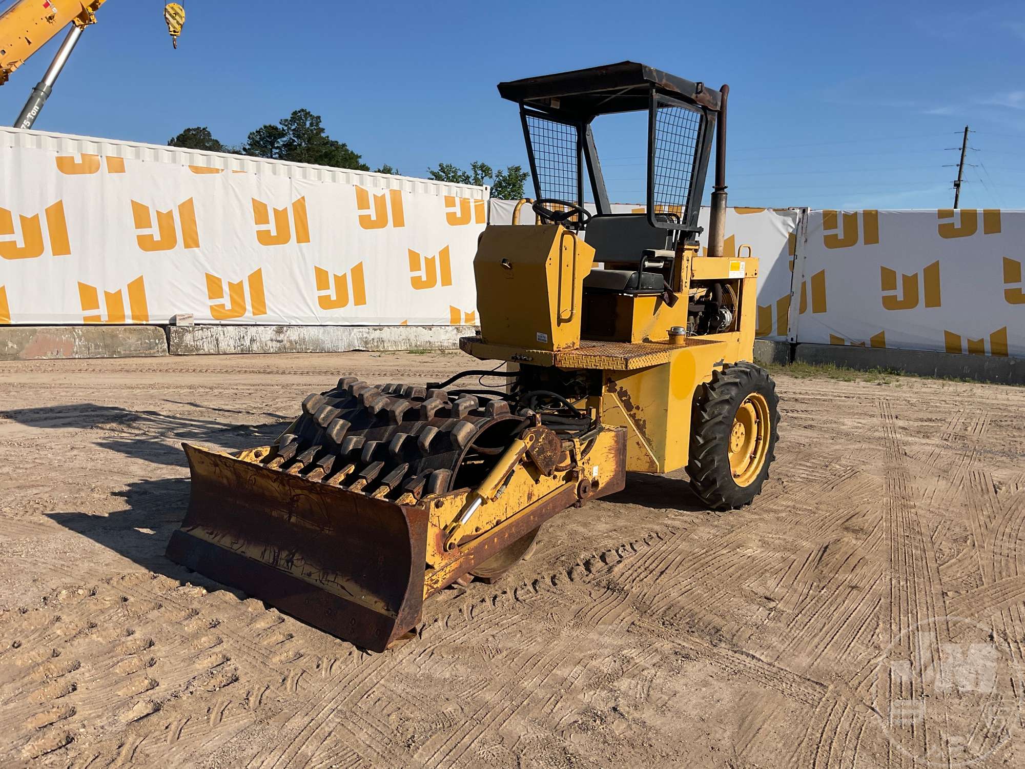 Photo of a 1994 Caterpillar CP-323
