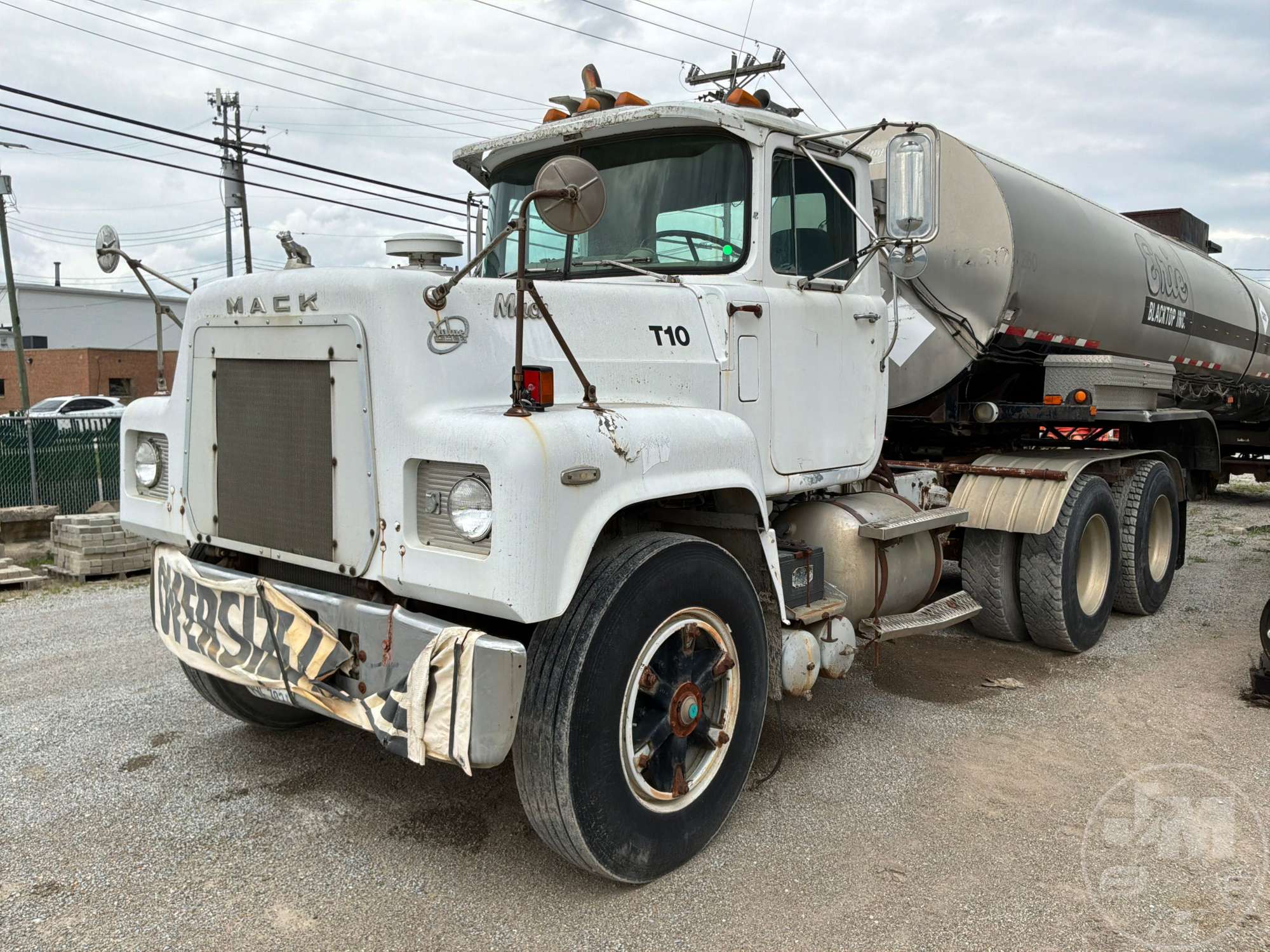 Photo of a 1986 Mack RS688LST
