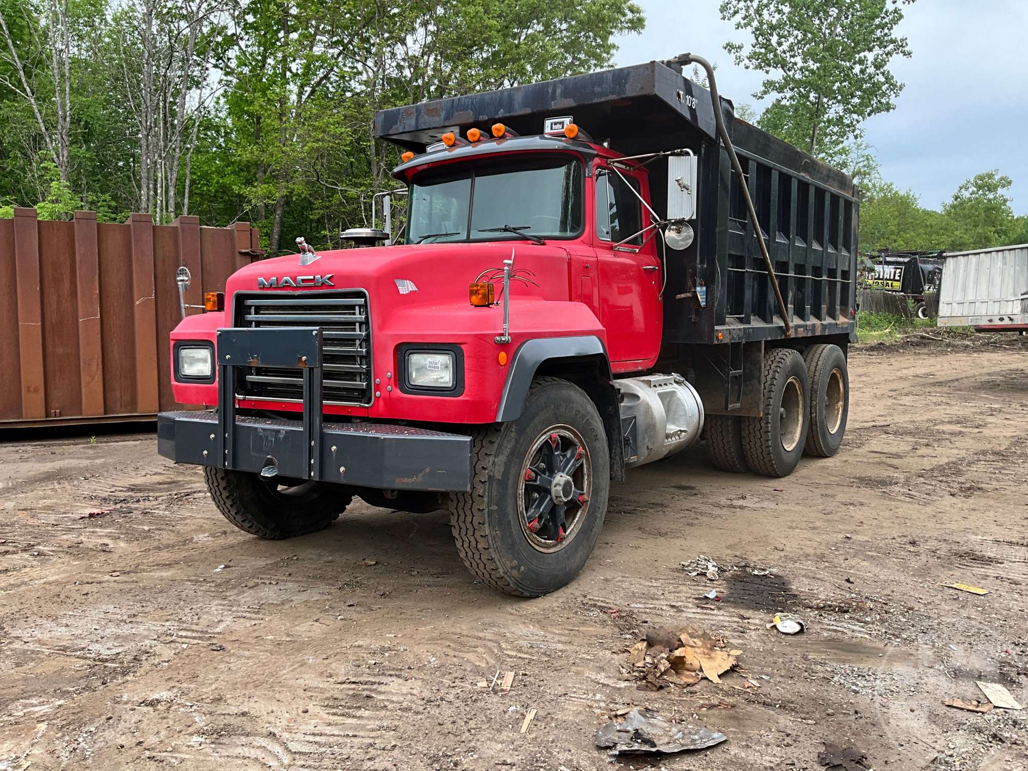 Photo of a 1999 Mack RD688SX