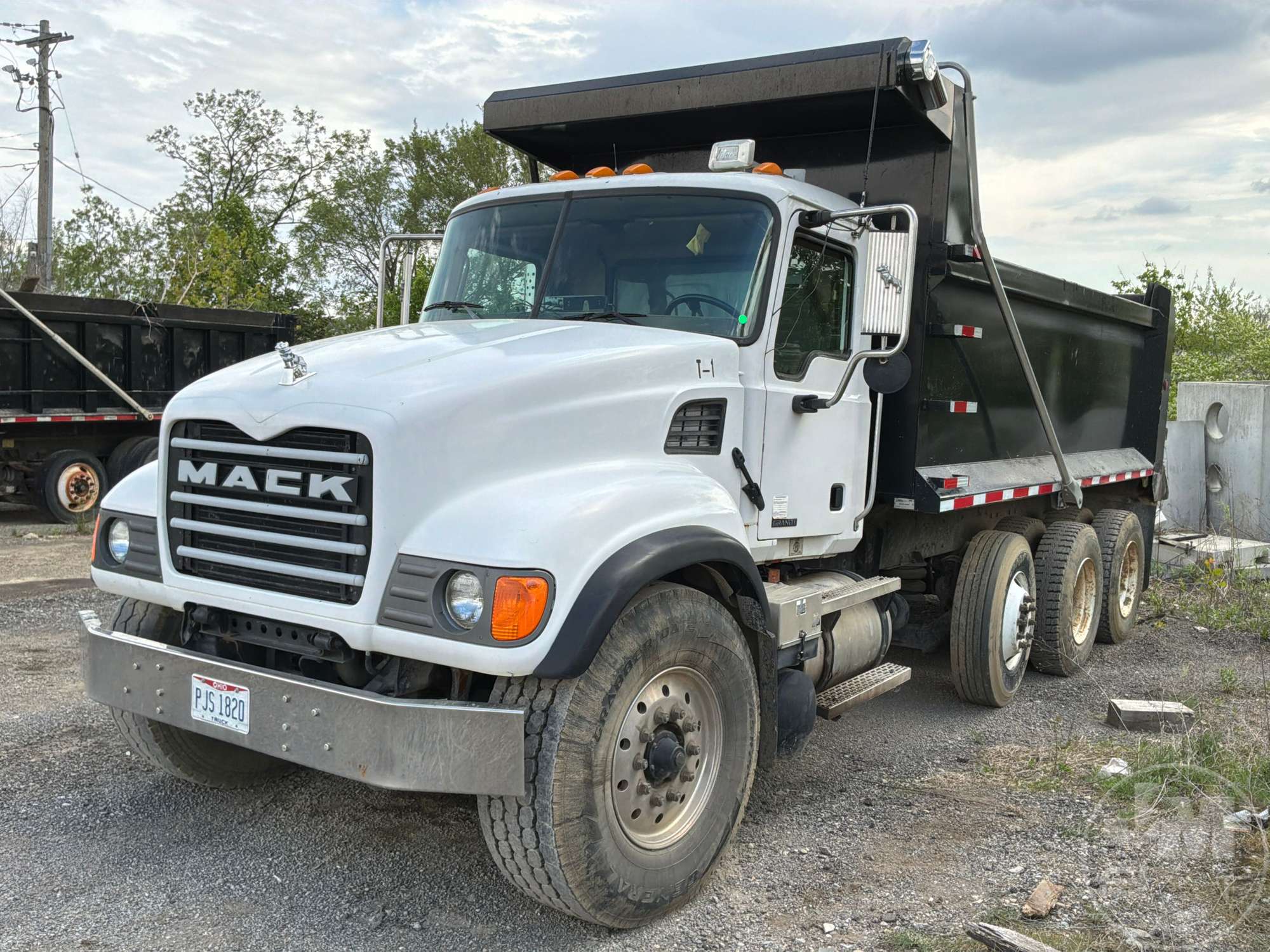 Photo of a 2003 Mack CV713 Granite