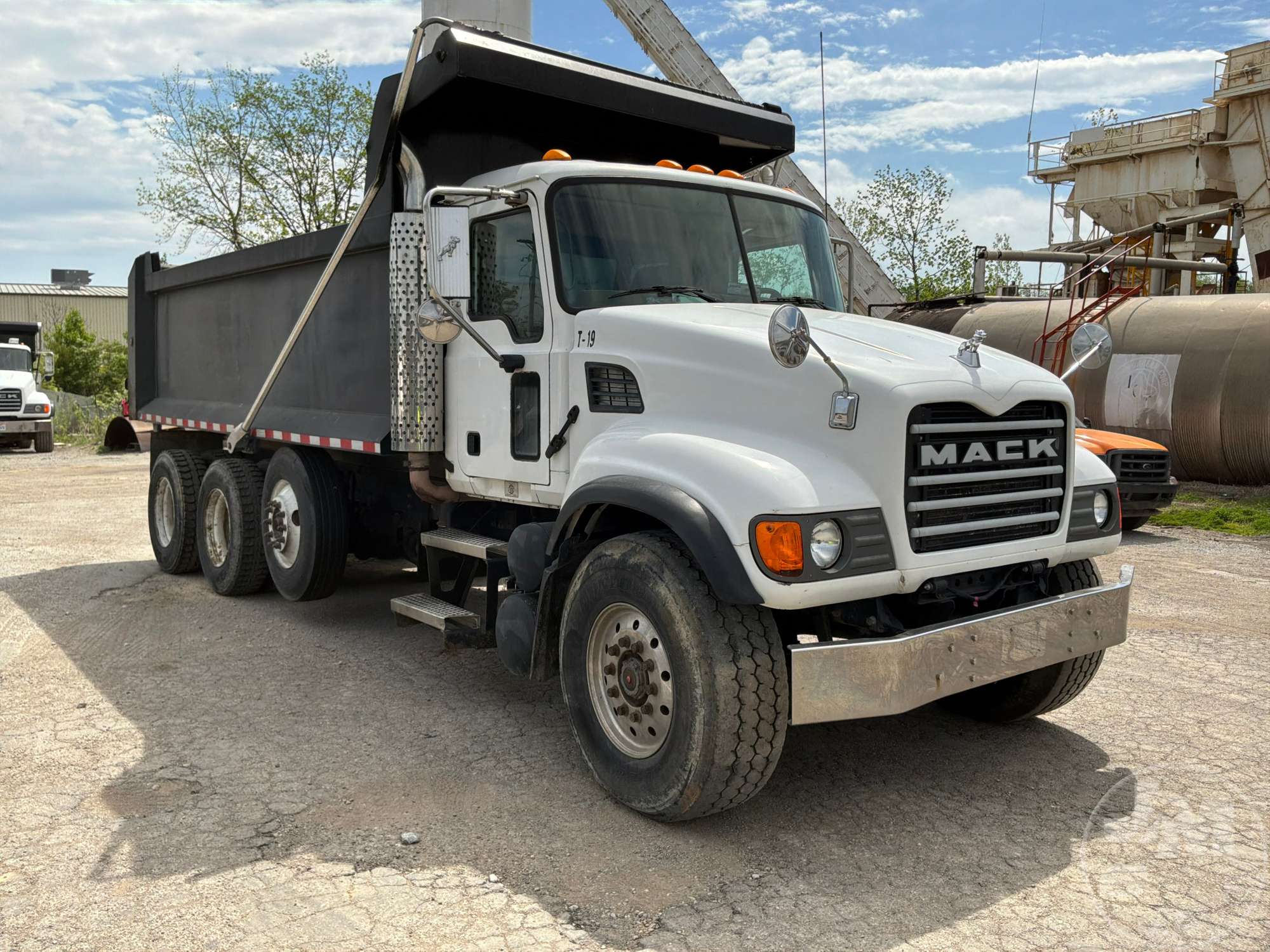 Photo of a 2003 Mack CV713 Granite