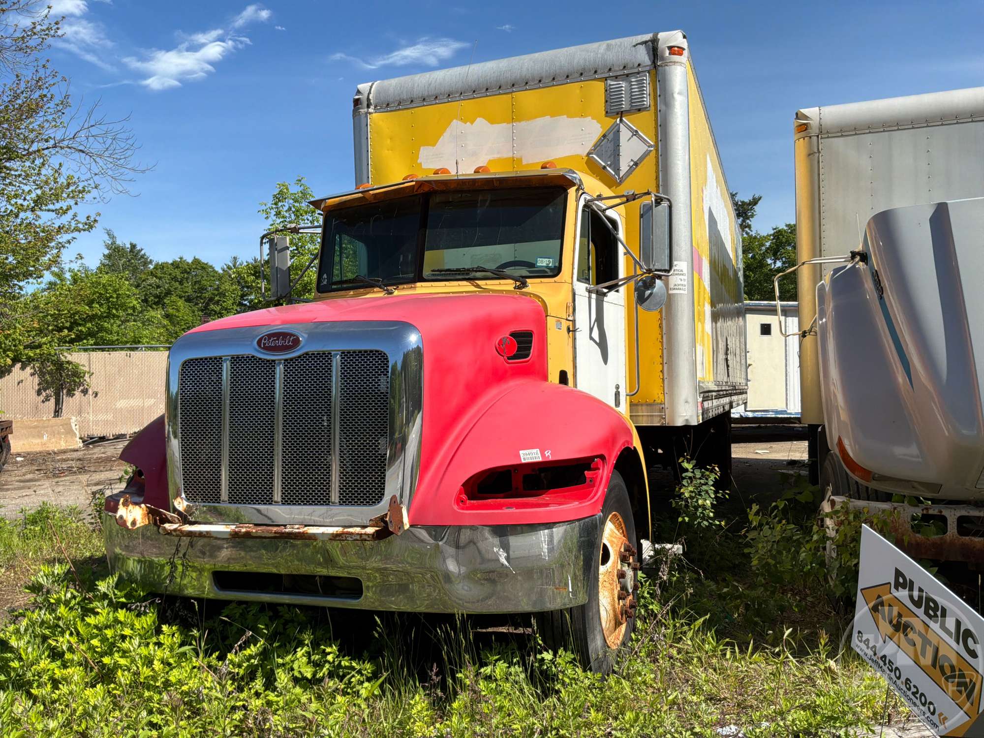 Photo of a 2005 Peterbilt PB335