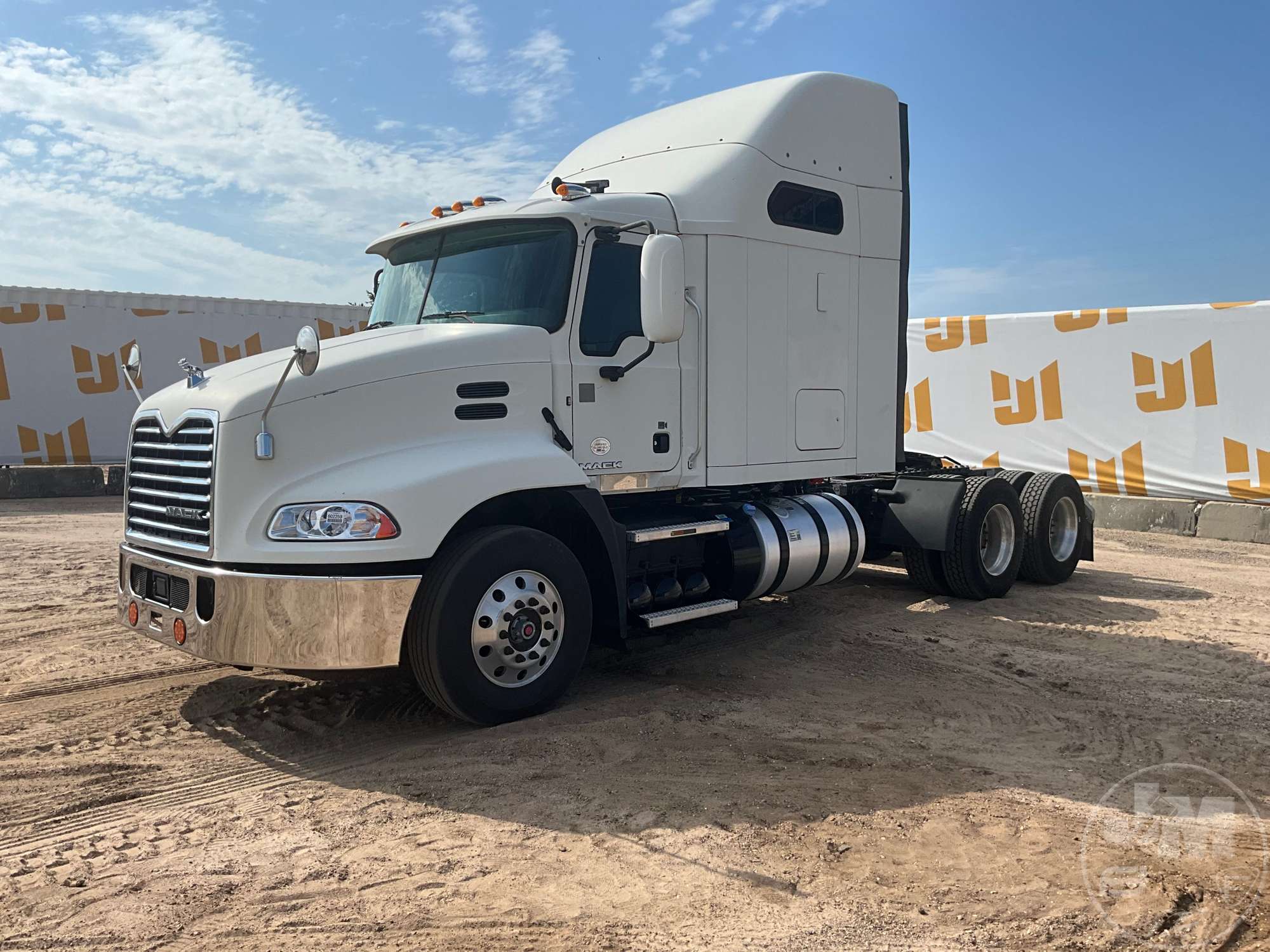 Photo of a 2017 Mack CXU613