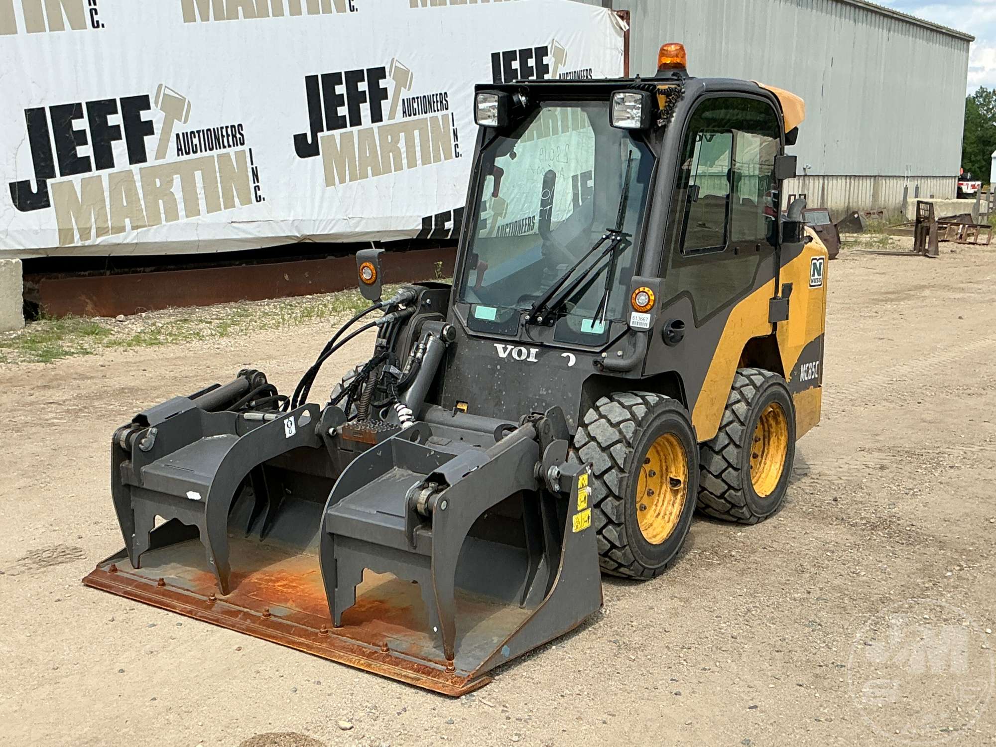 Photo of a 2015 Volvo MC85C