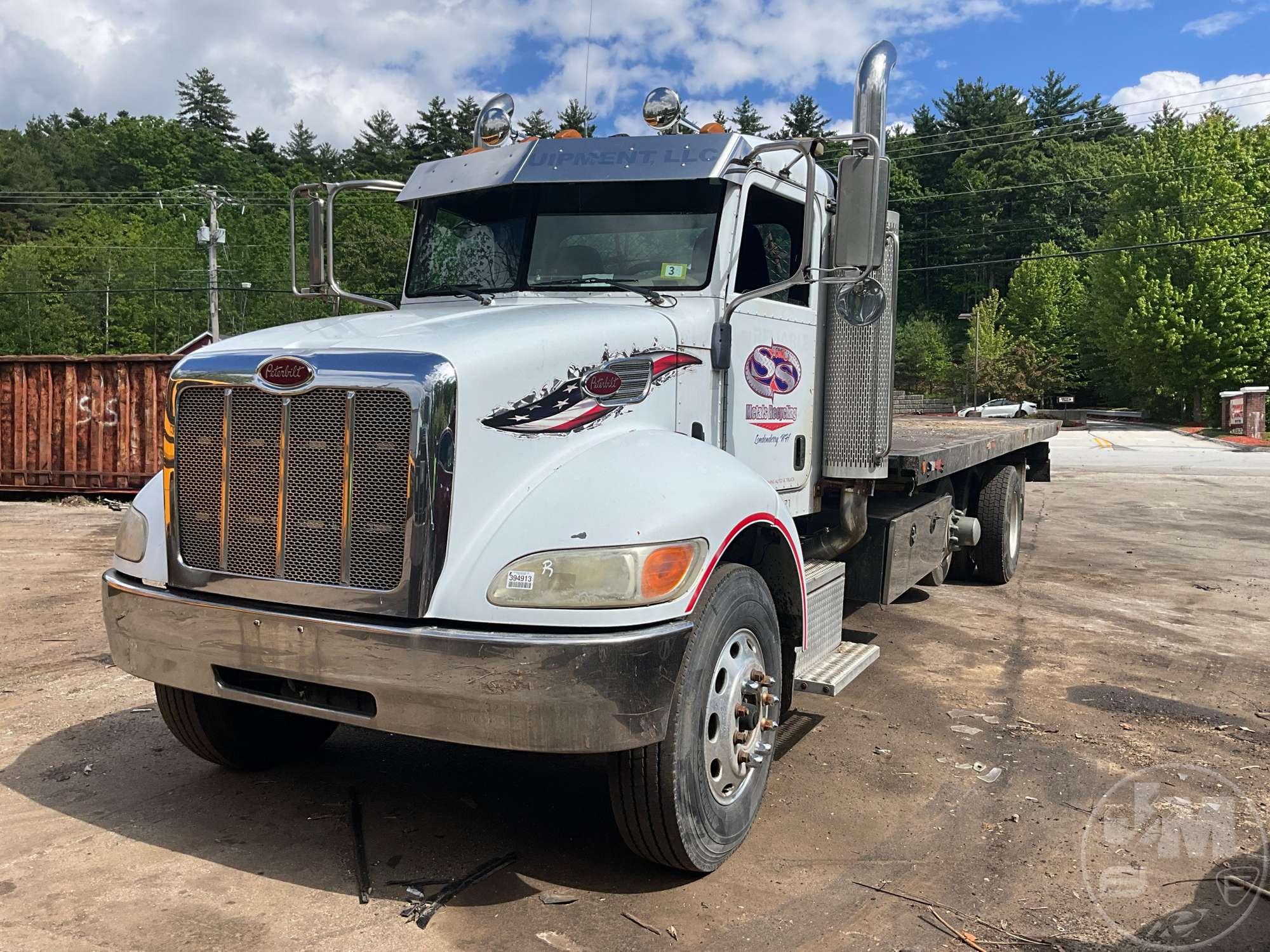 Photo of a 2006 Peterbilt 335