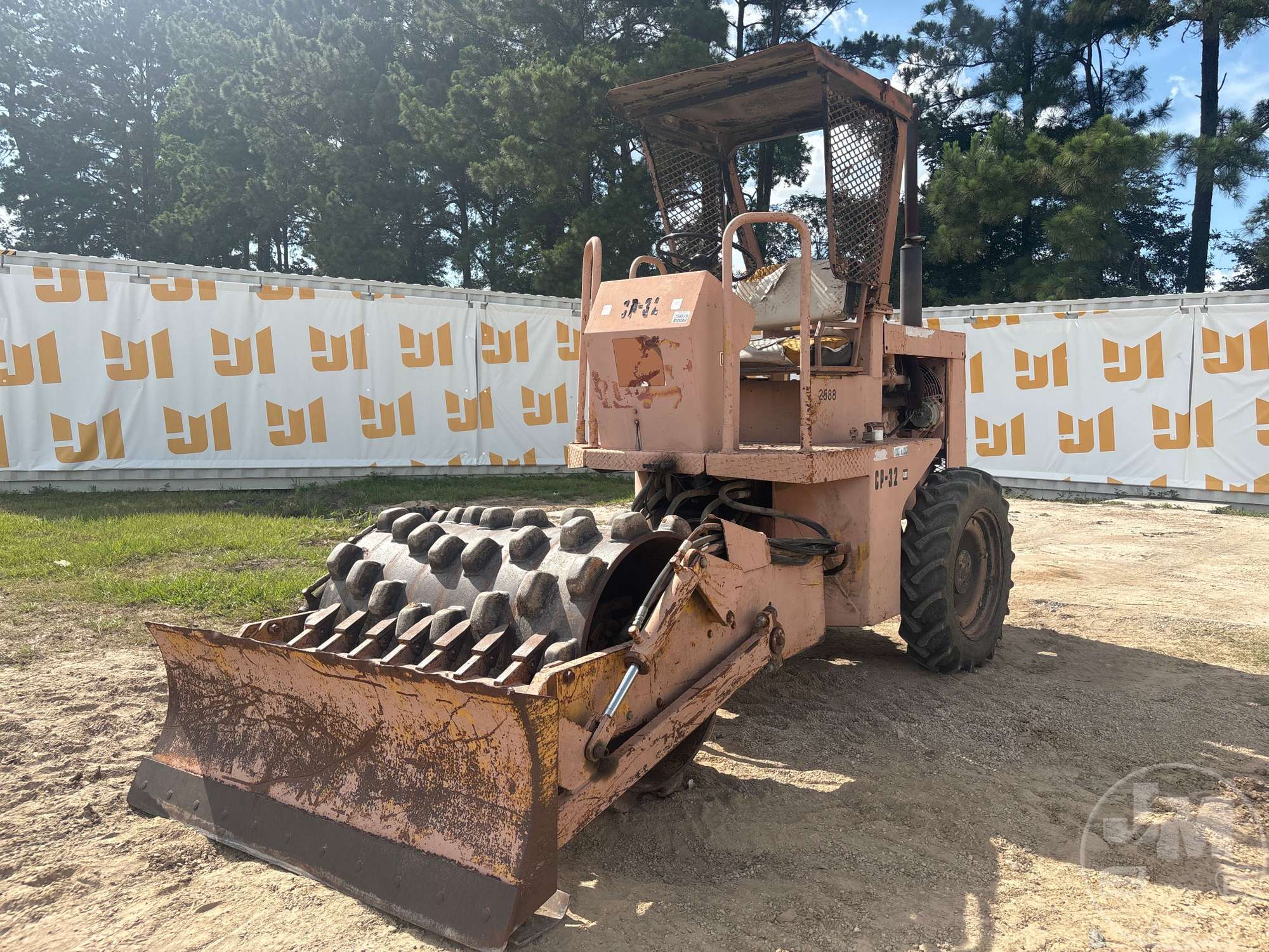 Photo of a 1987 Caterpillar CP-323