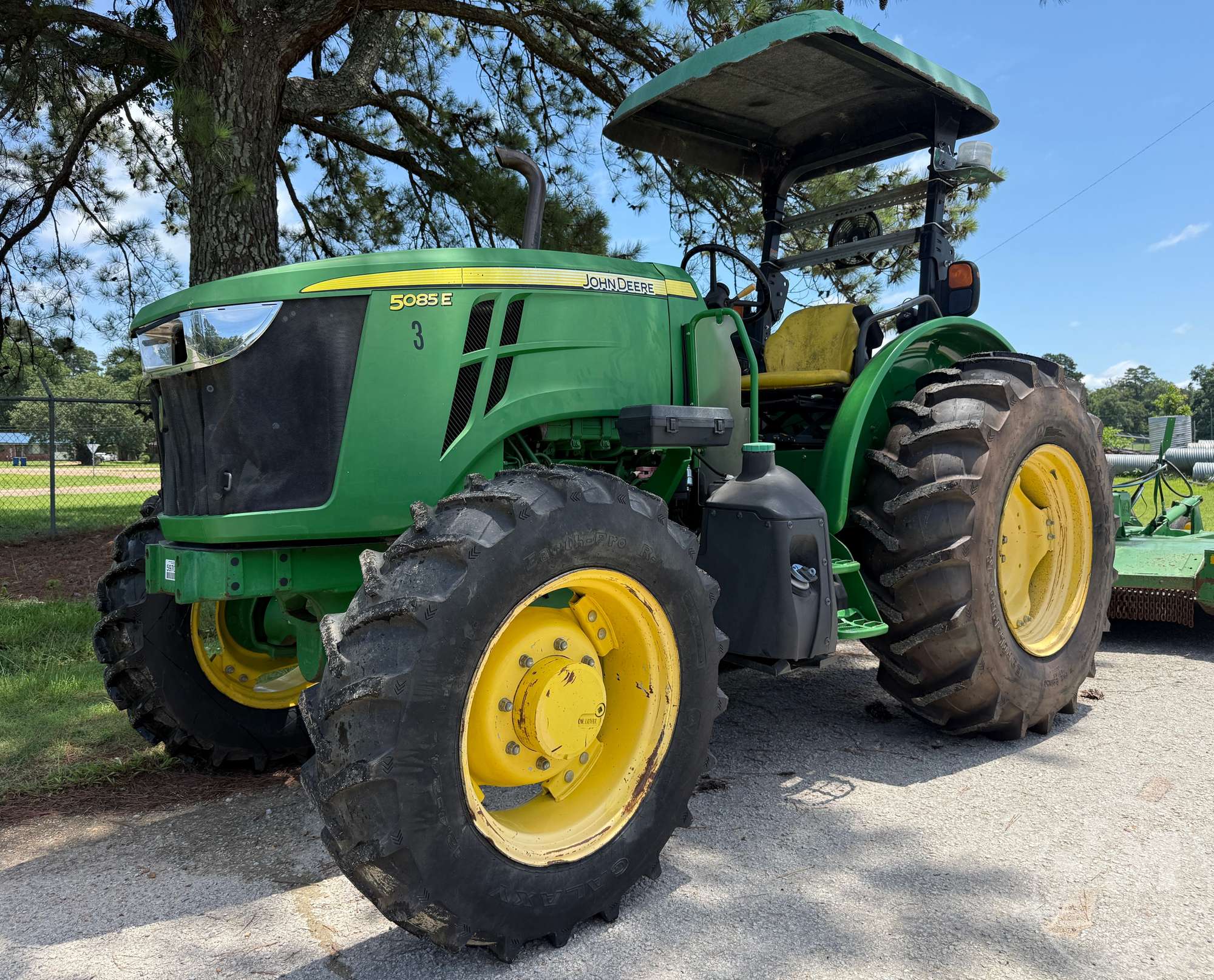 Photo of a 2014 John Deere 5085E