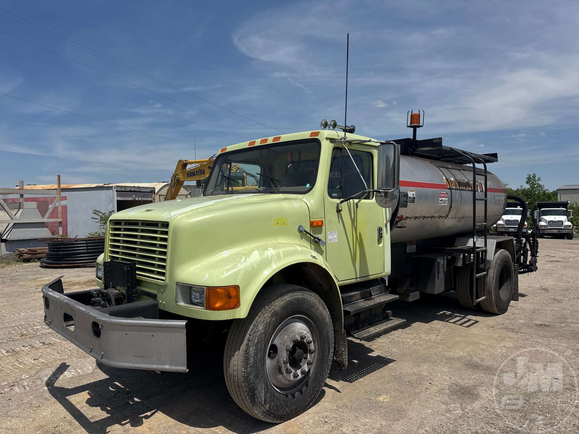 Photo of a 2000 International 4900