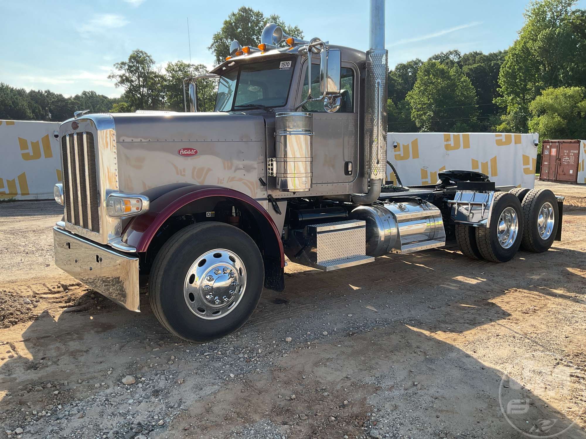 Photo of a 2015 Peterbilt 389