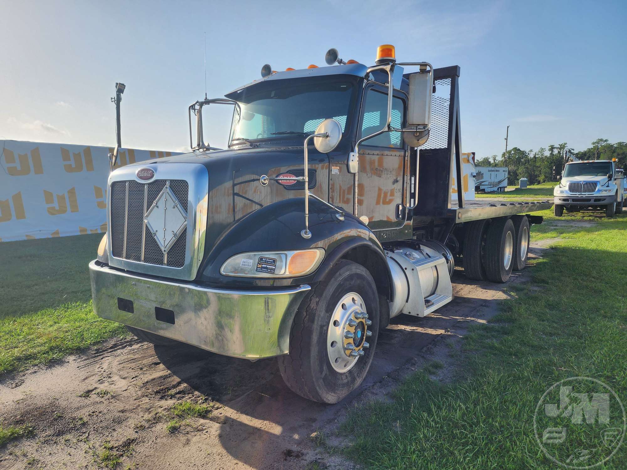 Photo of a 2015 Peterbilt 348