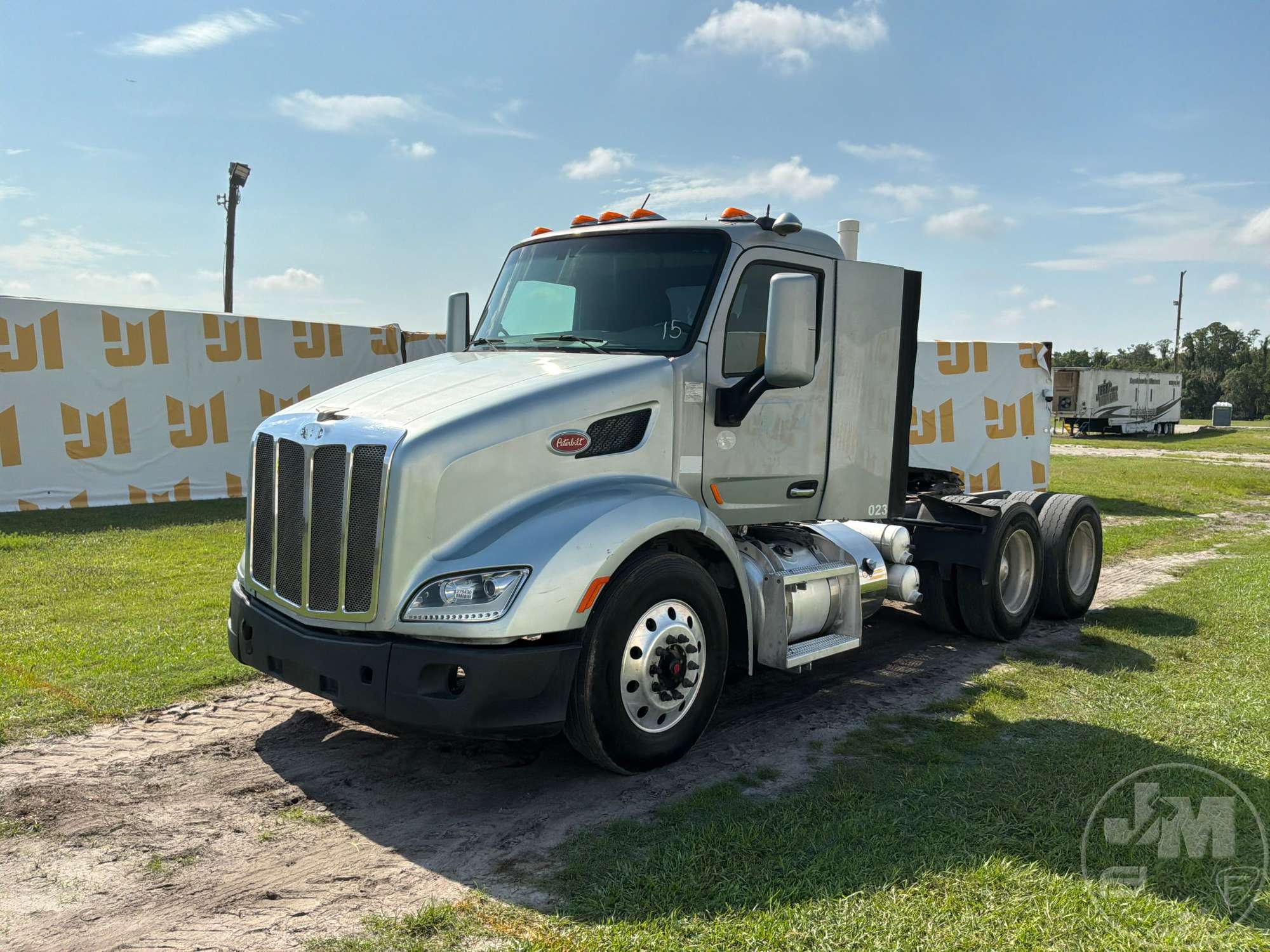 Photo of a 2016 Peterbilt 579