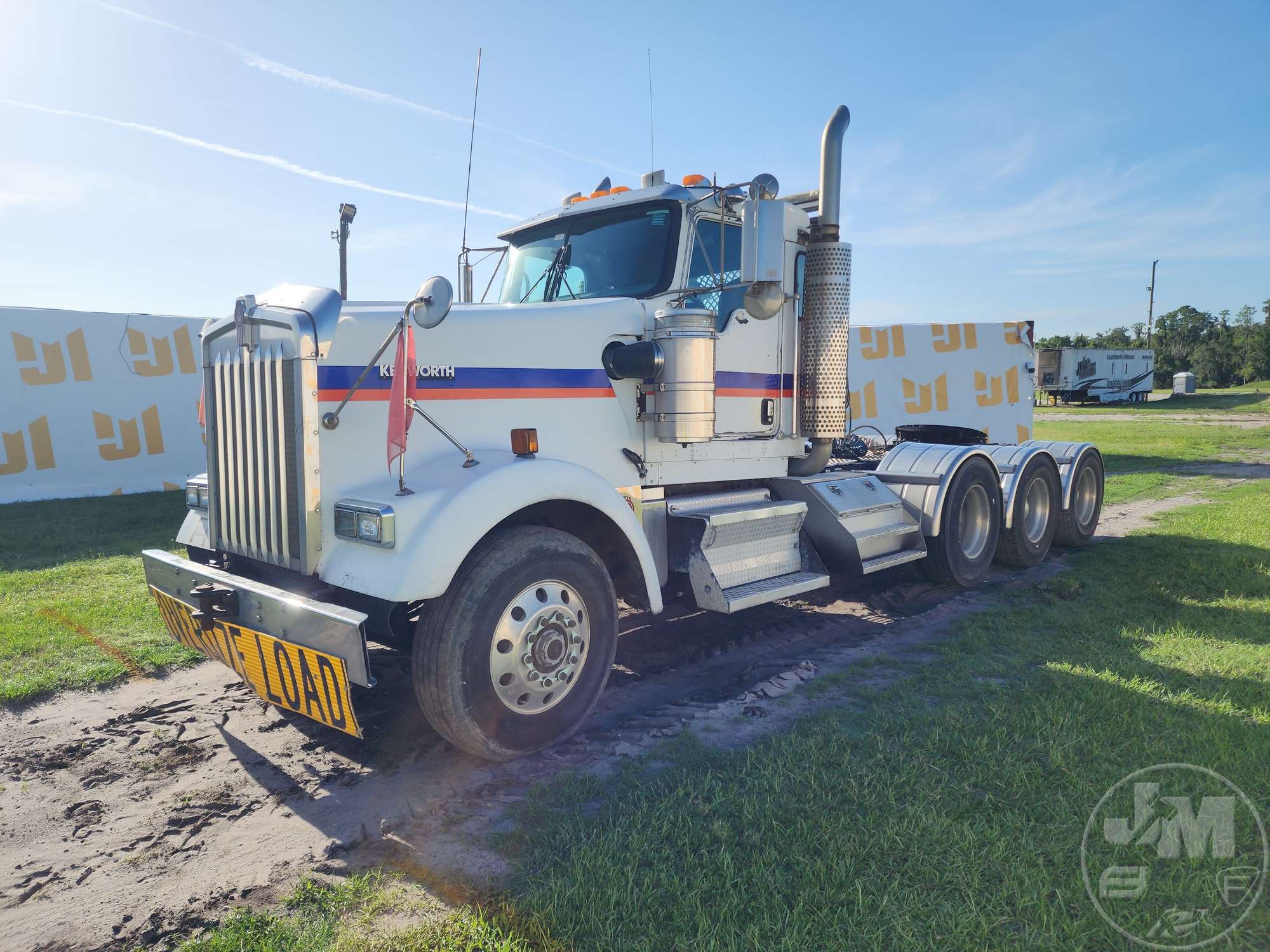 Photo of a 2007 Kenworth W900L