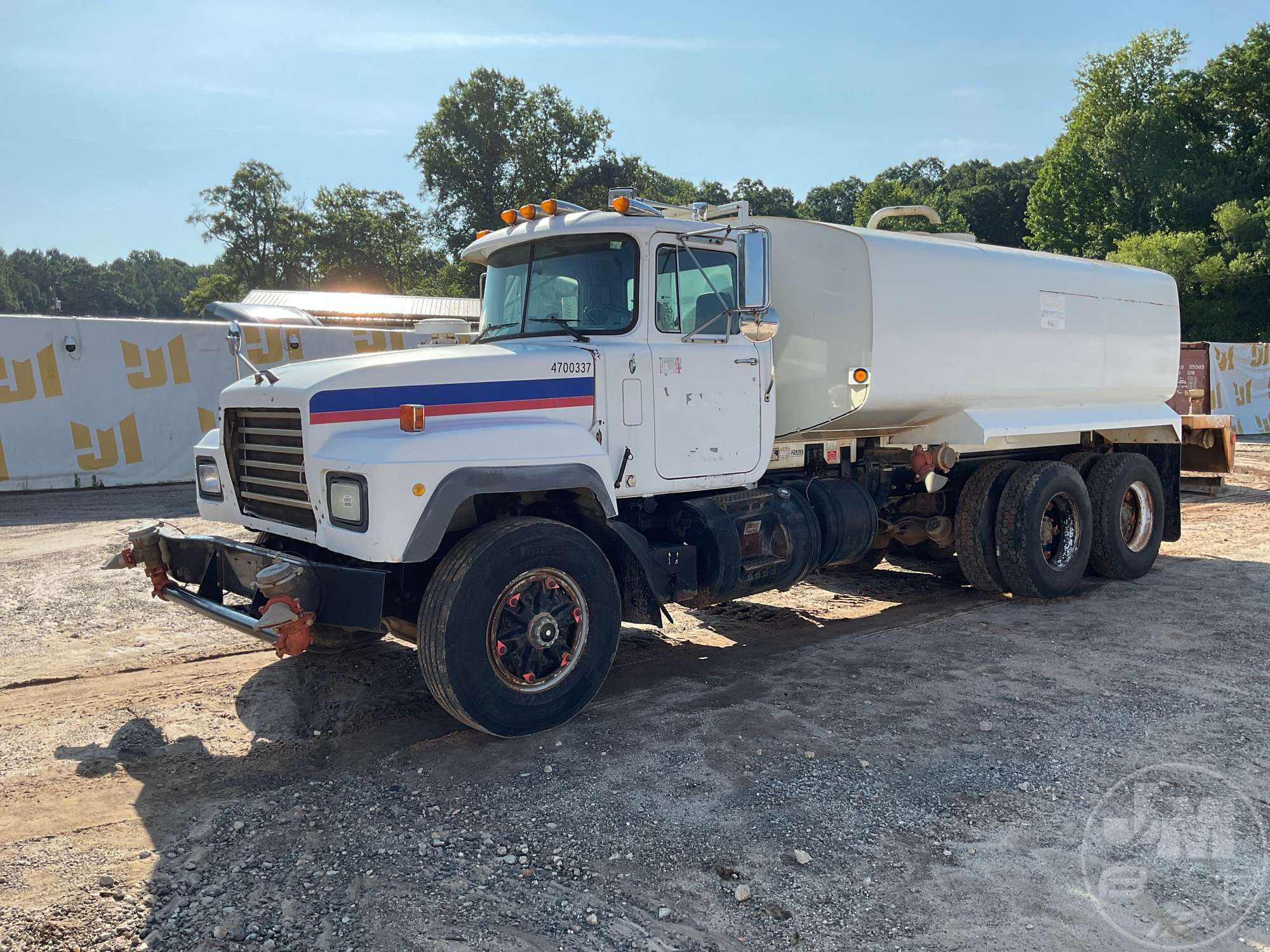 Photo of a 1997 Mack RD690S