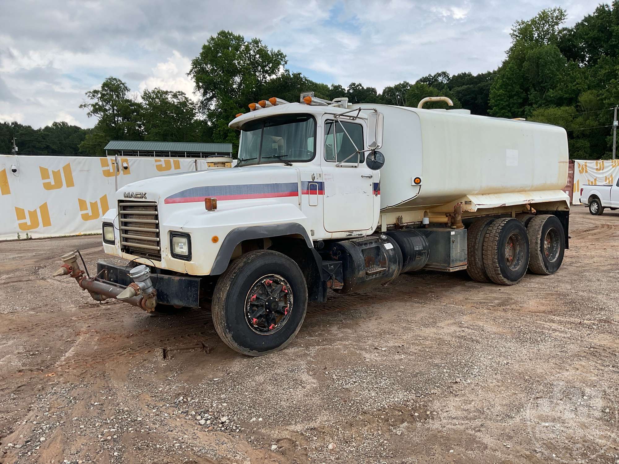 Photo of a 1997 Mack RD690S