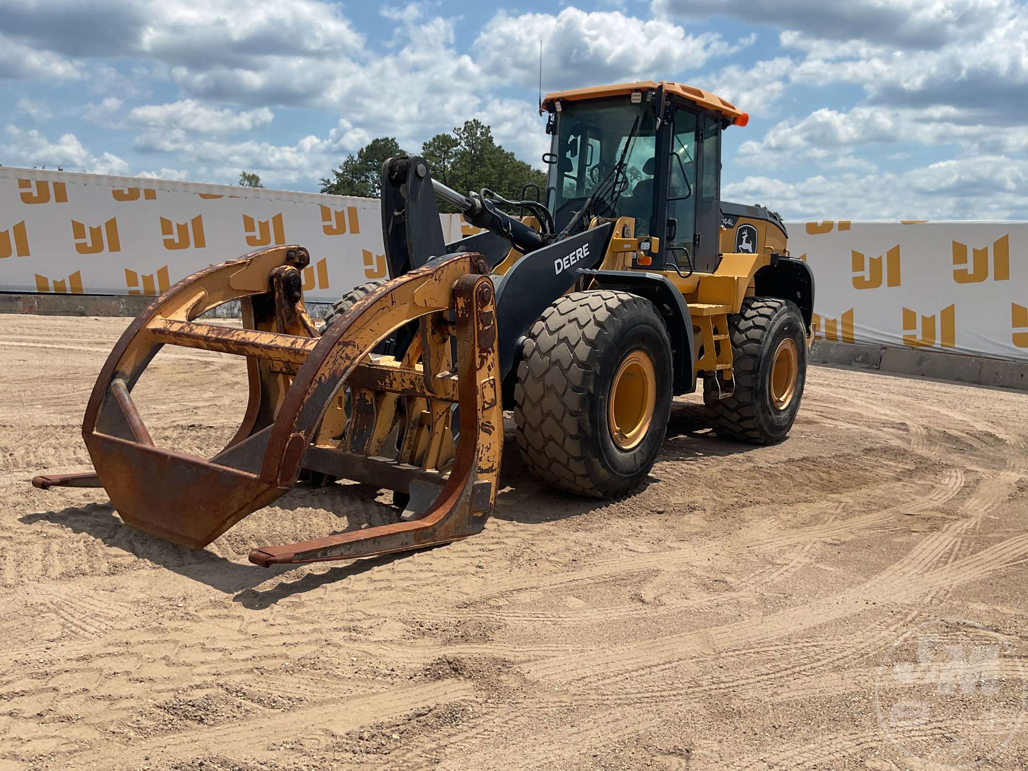 Photo of John Deere 644L