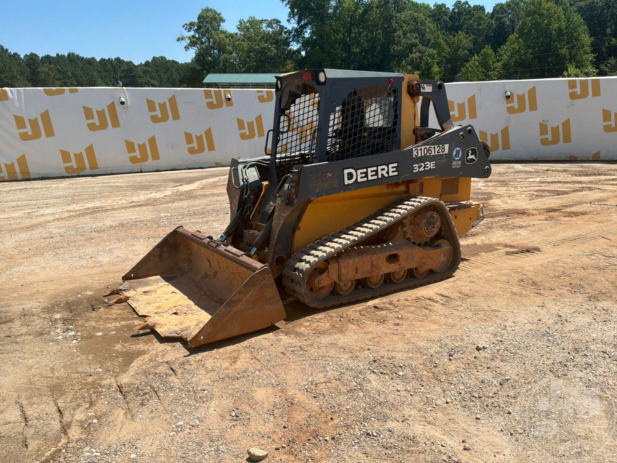 Photo of 2016 John Deere 323E
