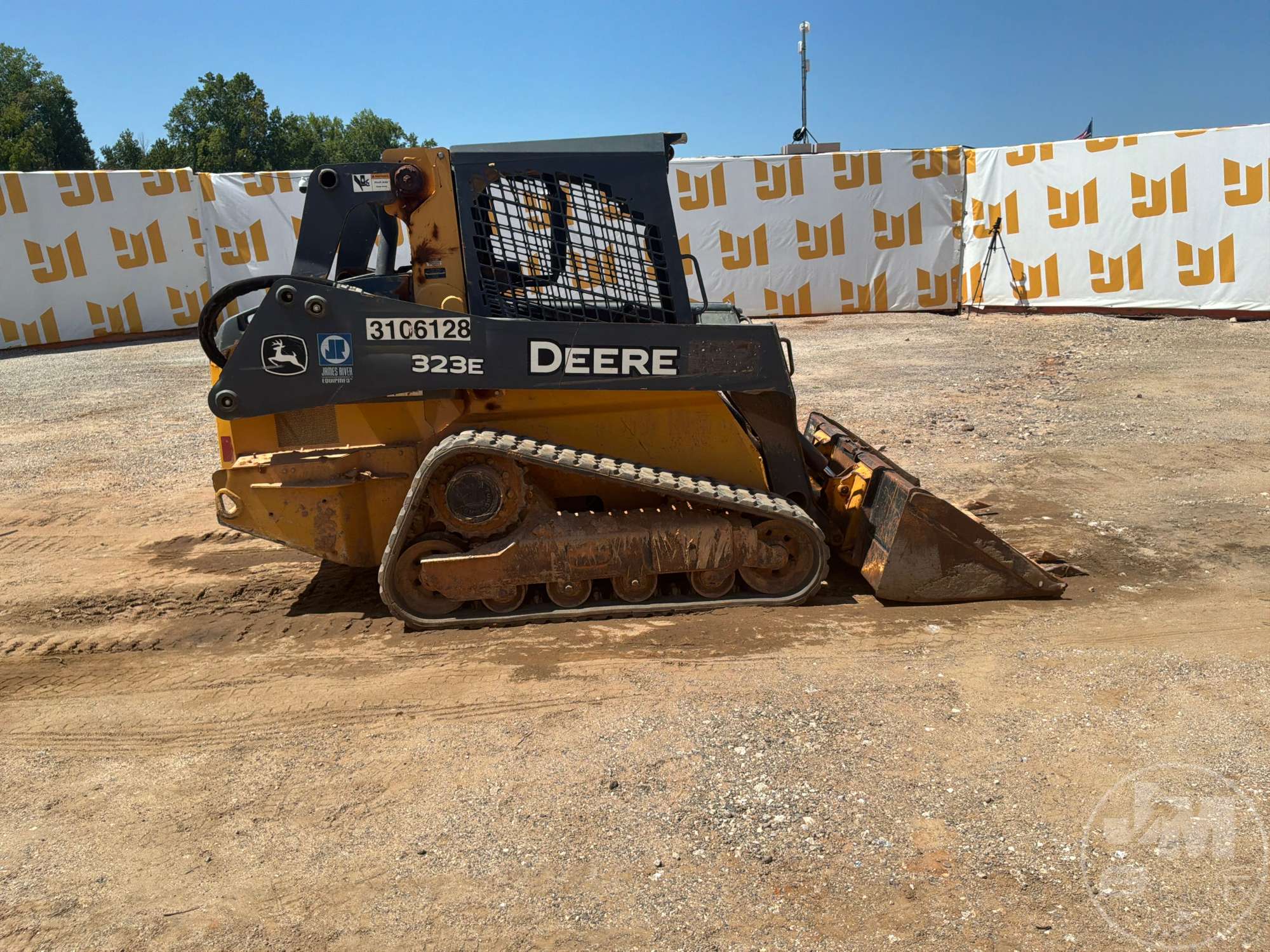 2016 John Deere 323E