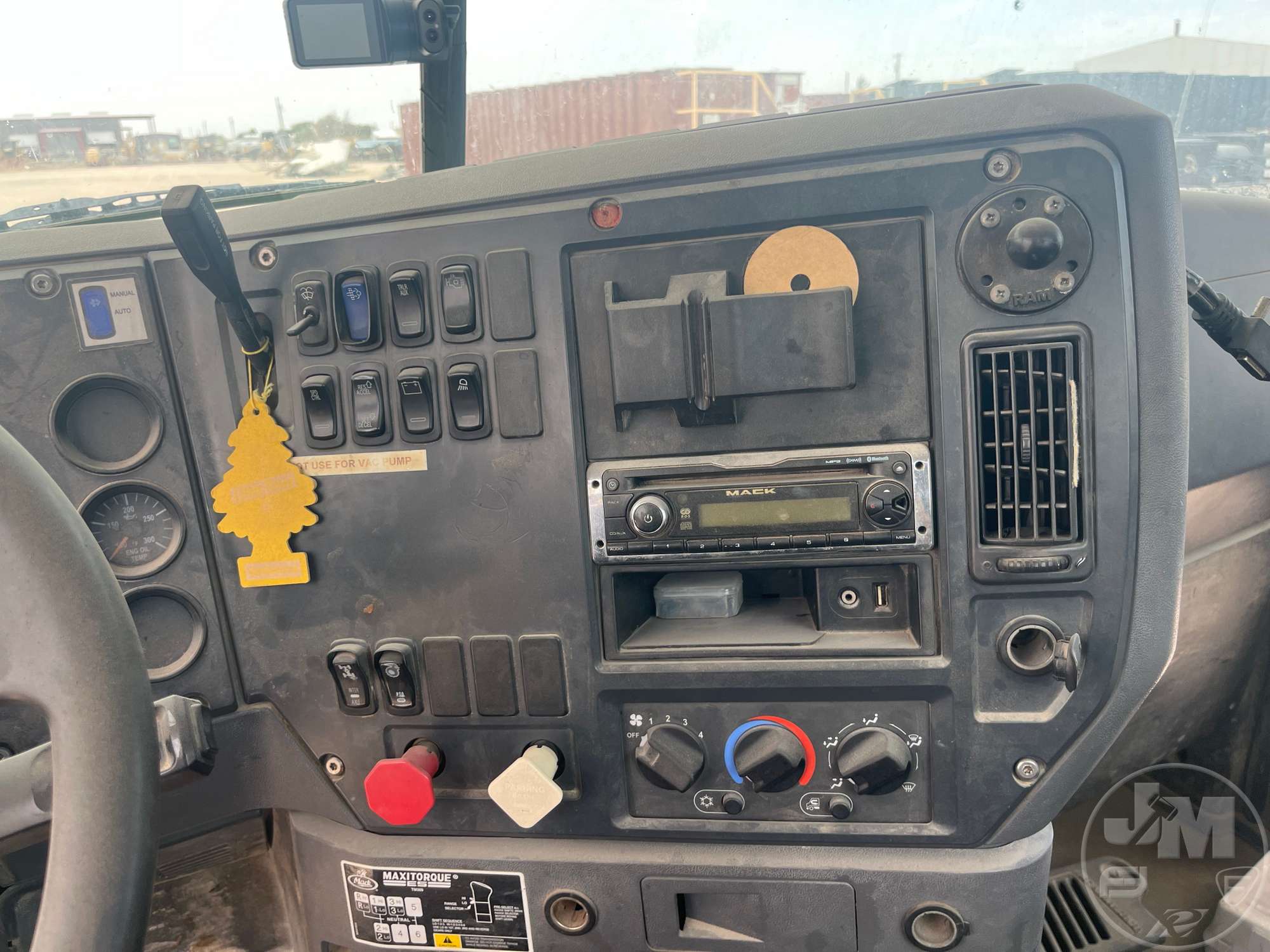 2013 Mack GU713