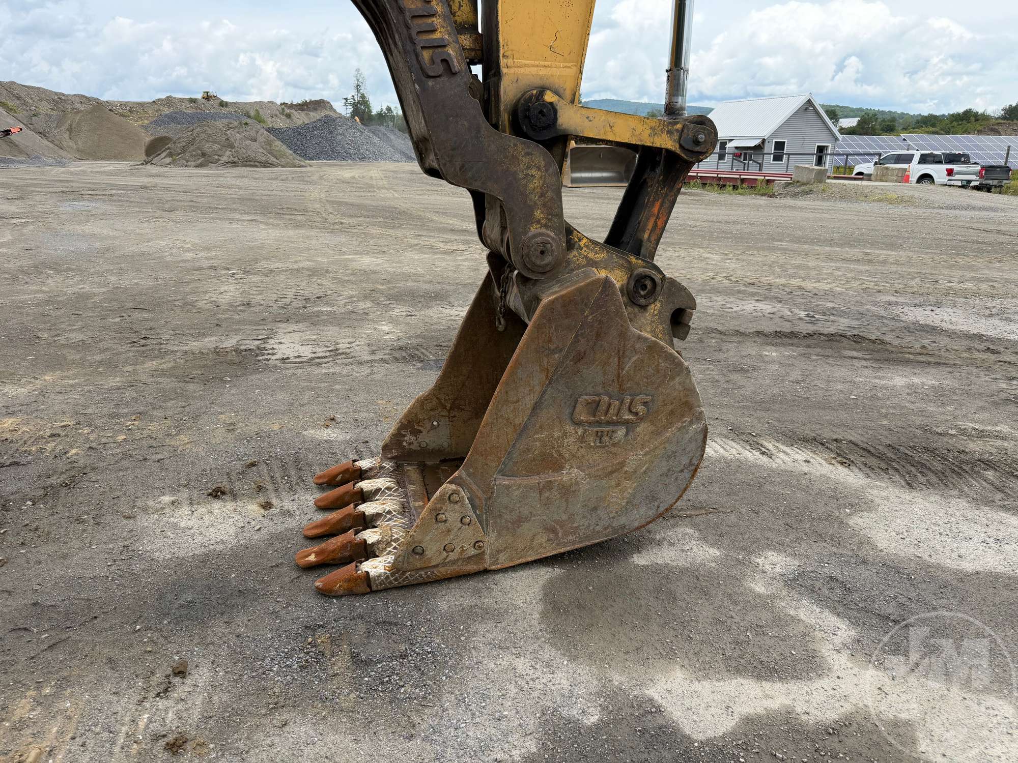 2001 John Deere 230 LC