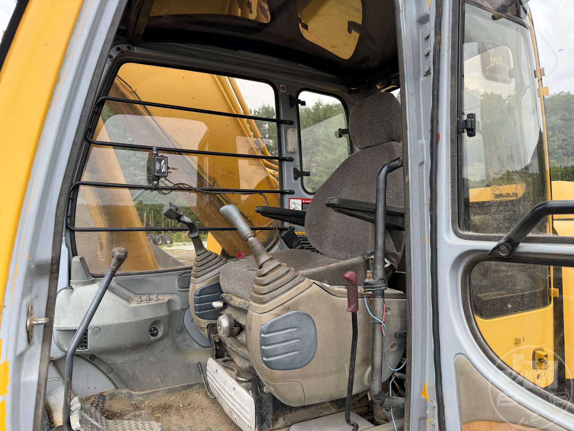 2001 John Deere 230 LC