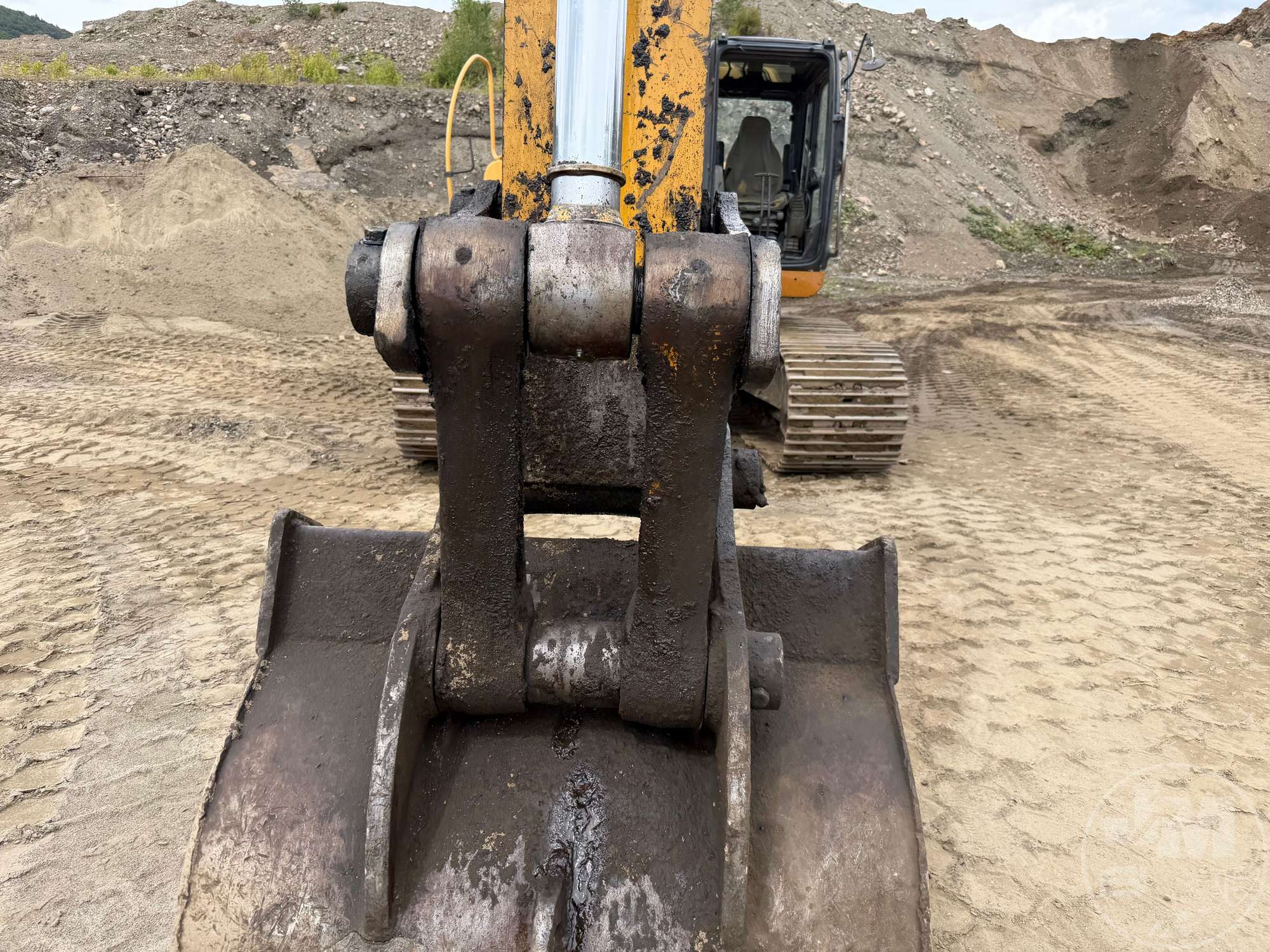 2004 John Deere 270C LC