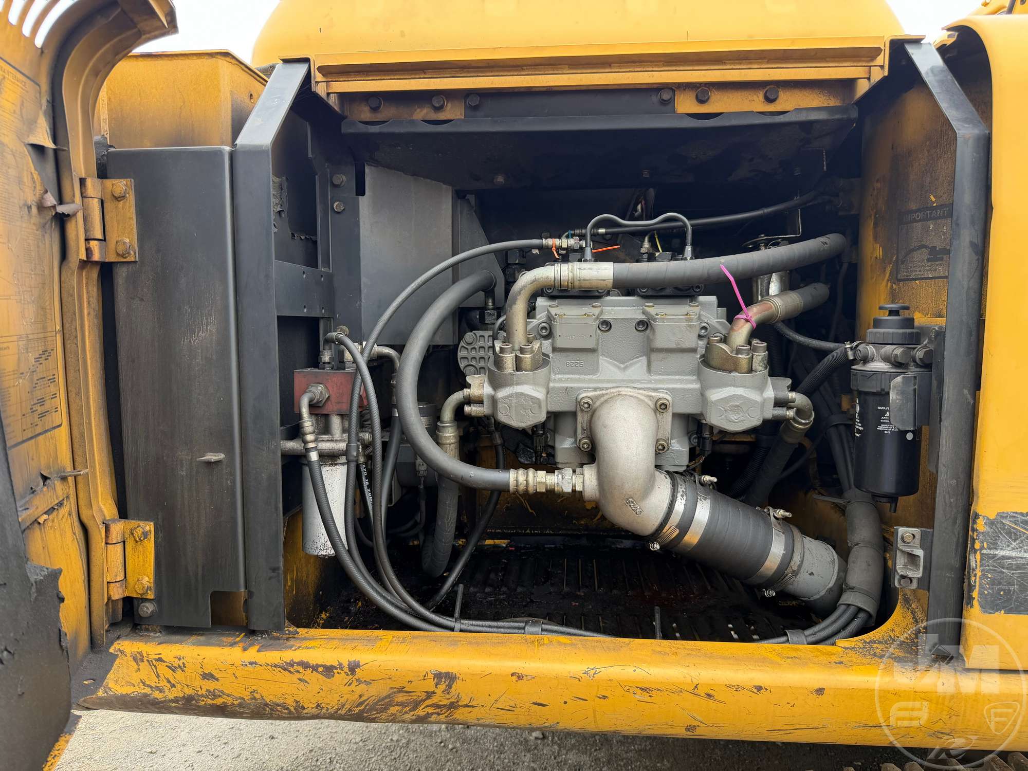 2001 John Deere 230 LC