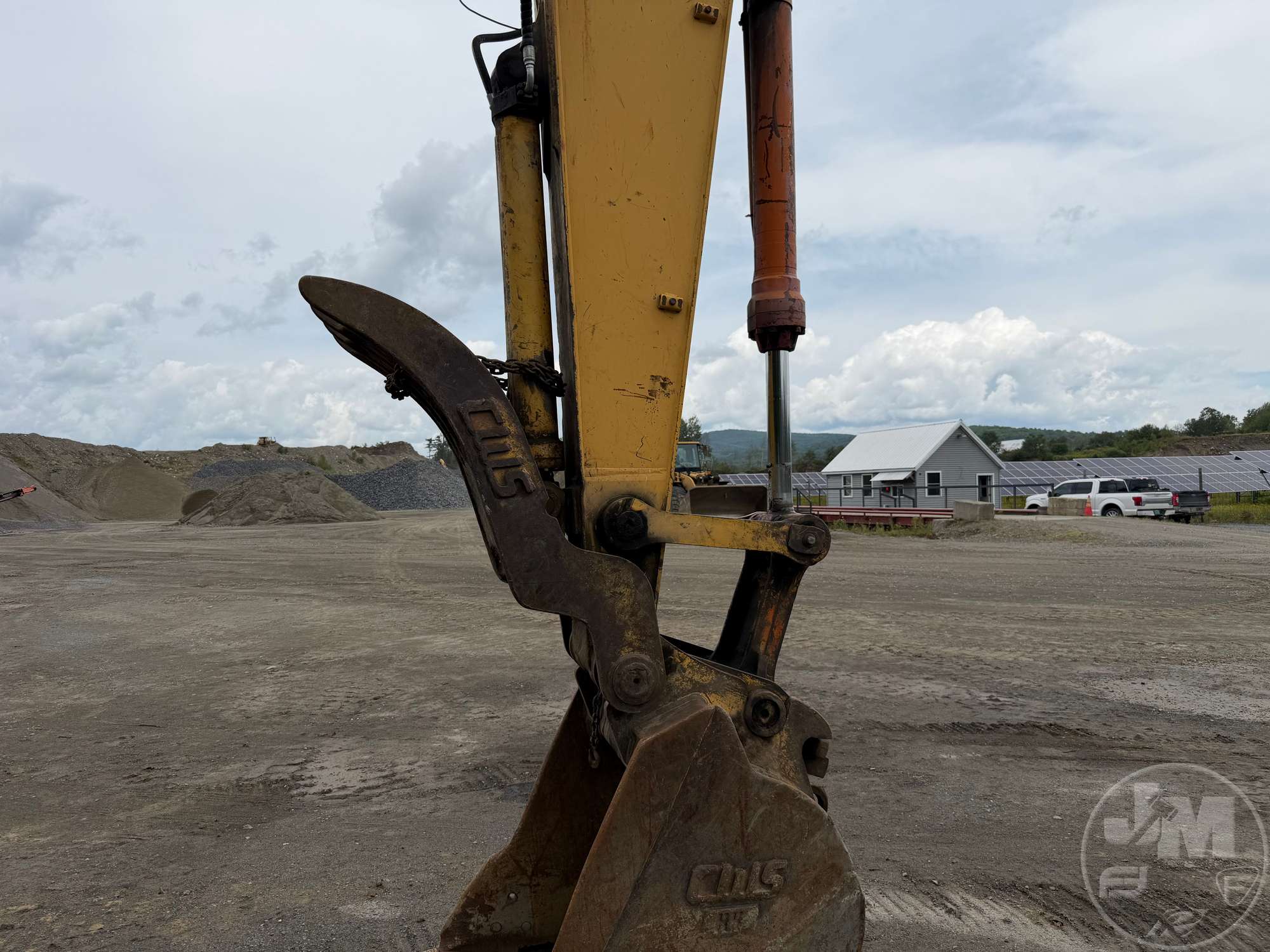2001 John Deere 230 LC