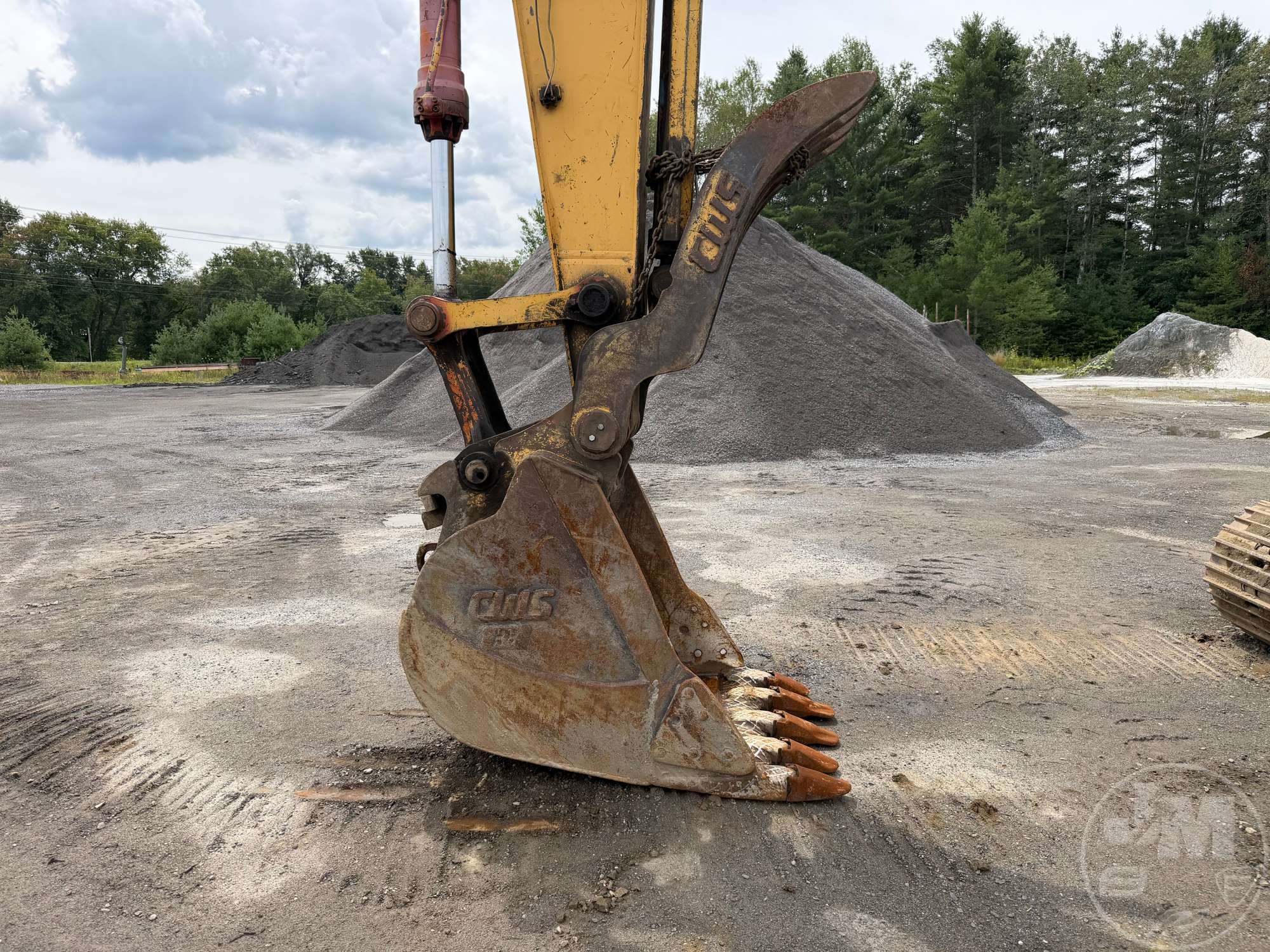 2001 John Deere 230 LC