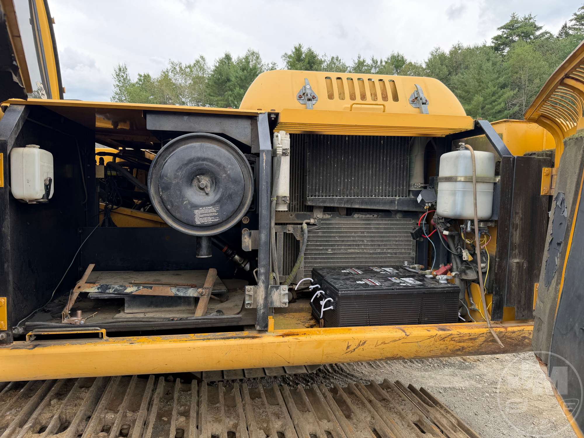 2001 John Deere 230 LC