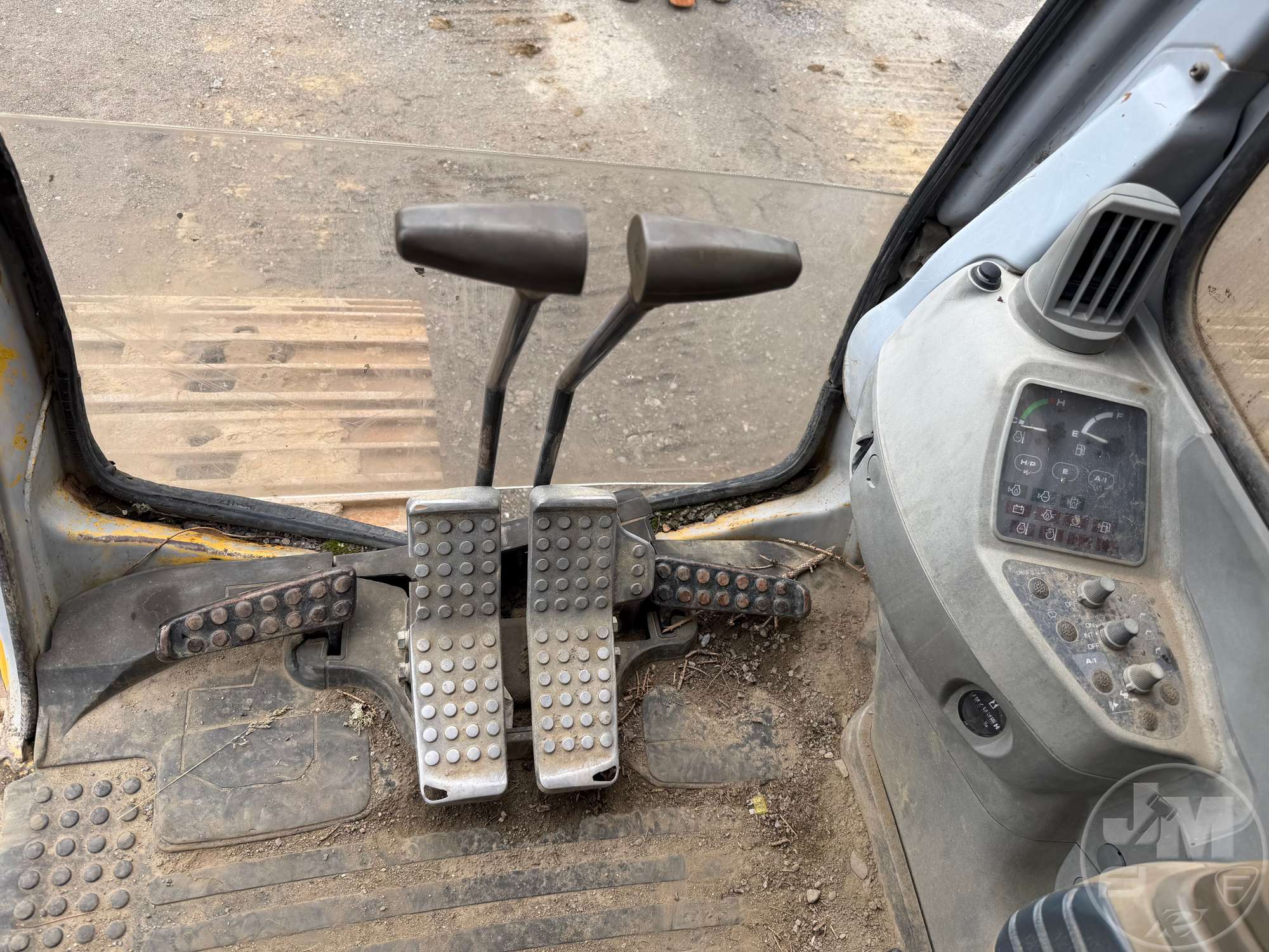 2001 John Deere 230 LC