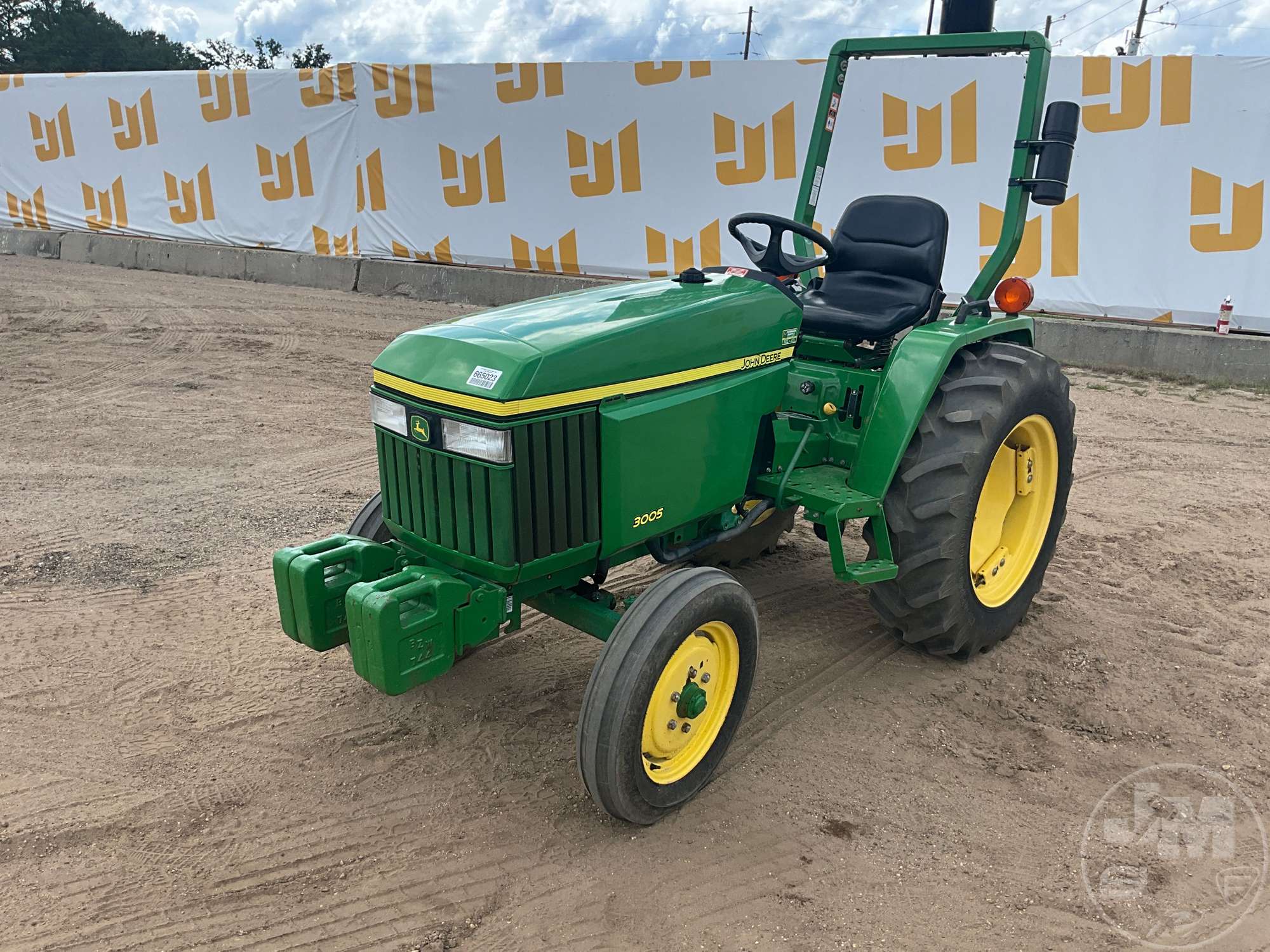 Photo of John Deere 3005