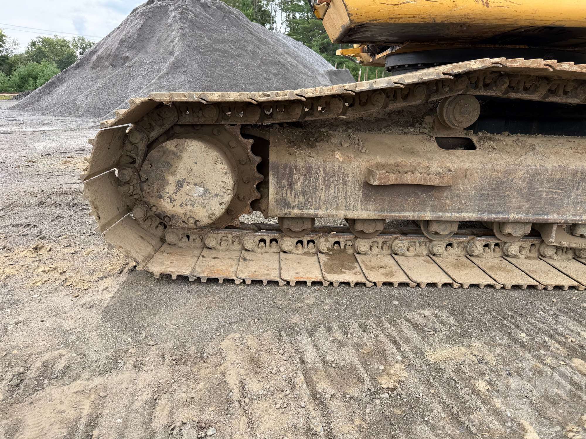 2001 John Deere 230 LC
