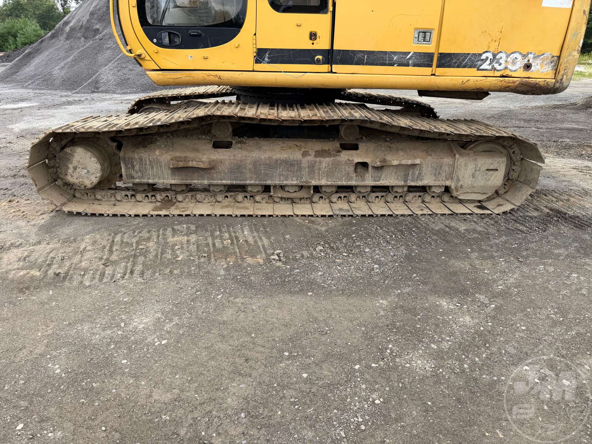 2001 John Deere 230 LC