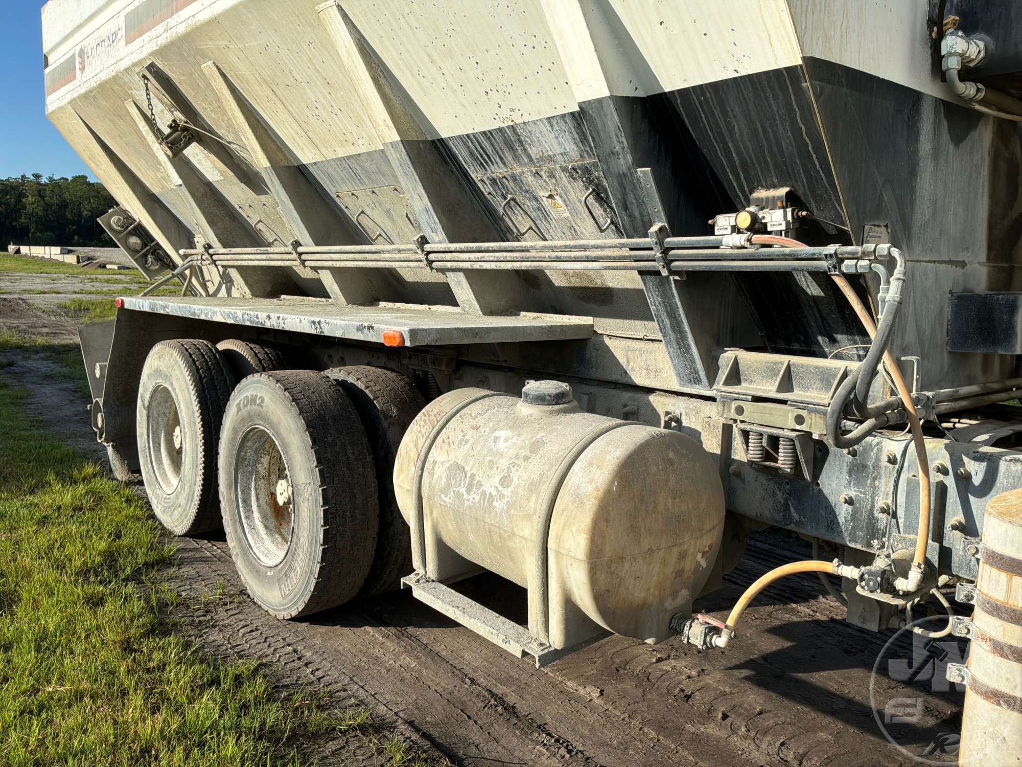 2001 Mack DM690S