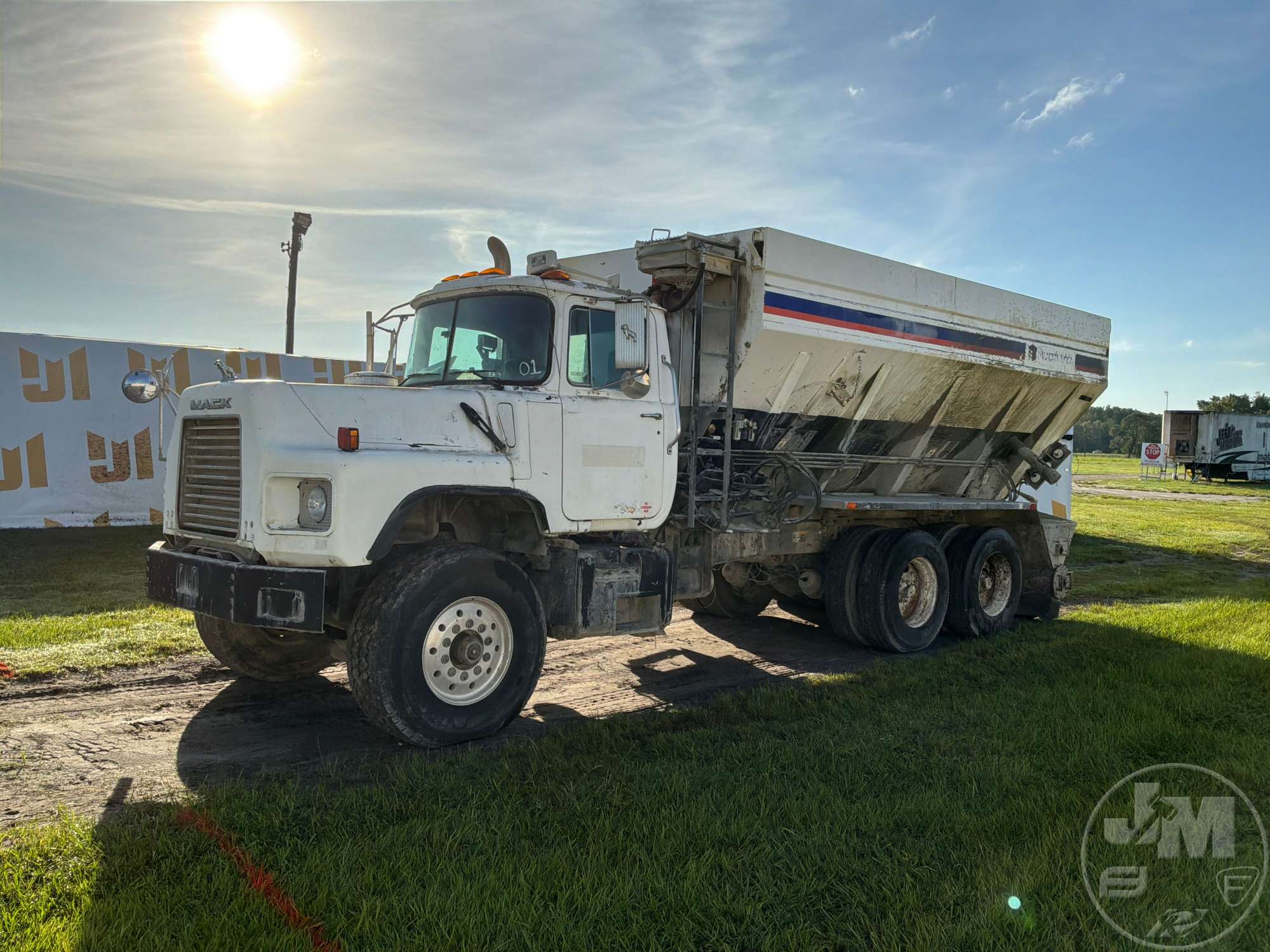 2001 Mack DM690S