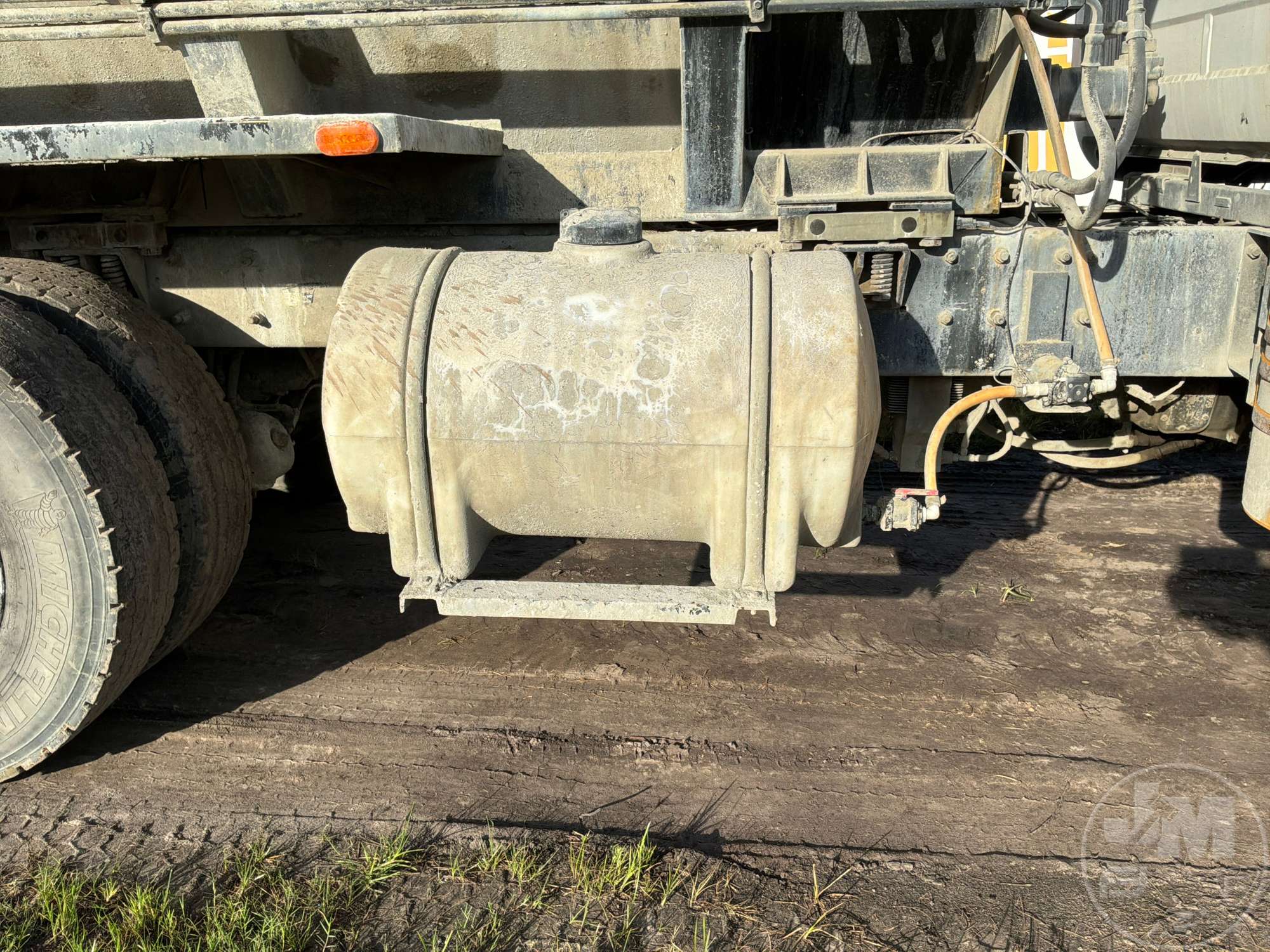 2001 Mack DM690S