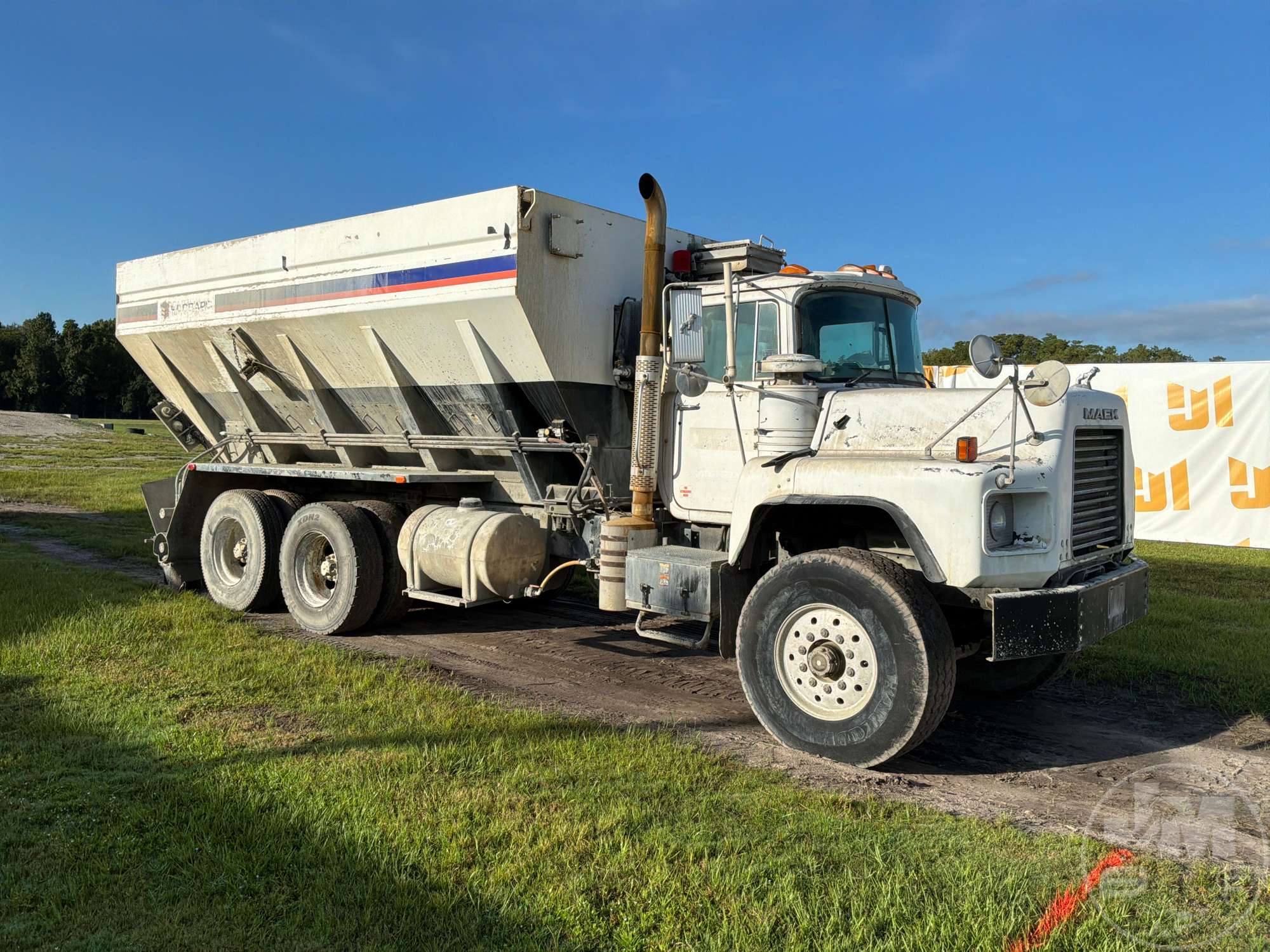 2001 Mack DM690S