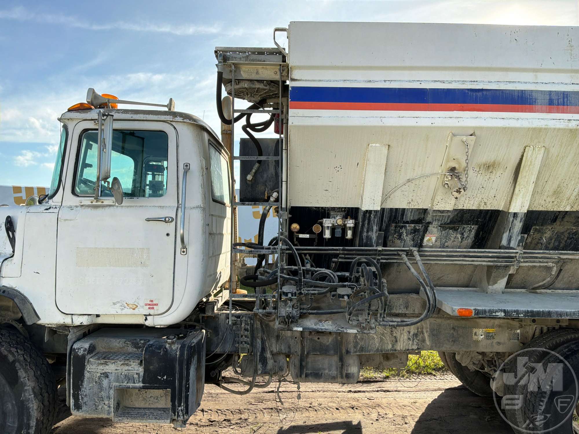 2001 Mack DM690S